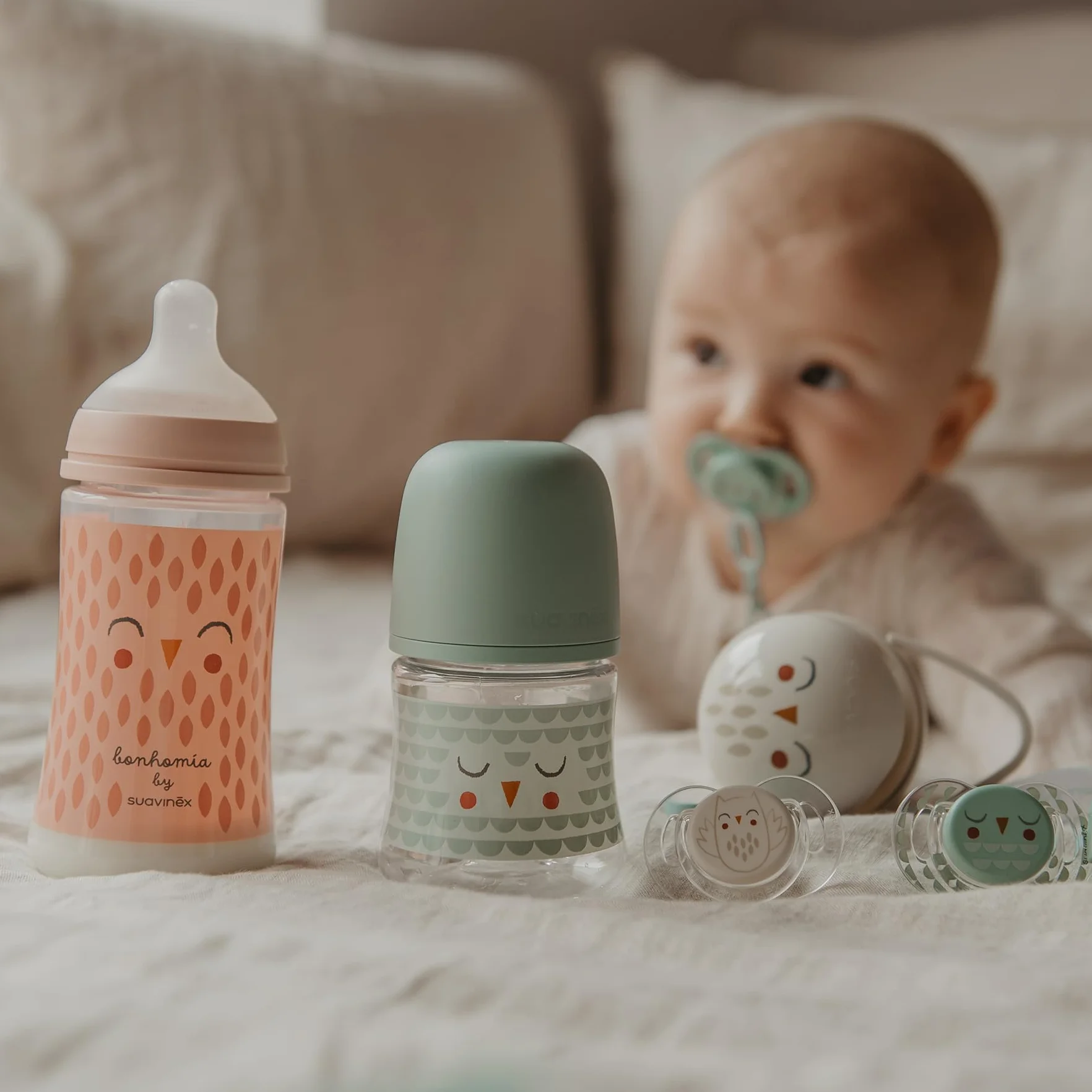 Suavinex, Confezione Biberon in Vetro da 240 ml. Biberon con tettarella simmetrica in silicone SX Pro flusso medio (M), anticoliche, per bambini +3 mesi, Bonhomia rosa, grigio