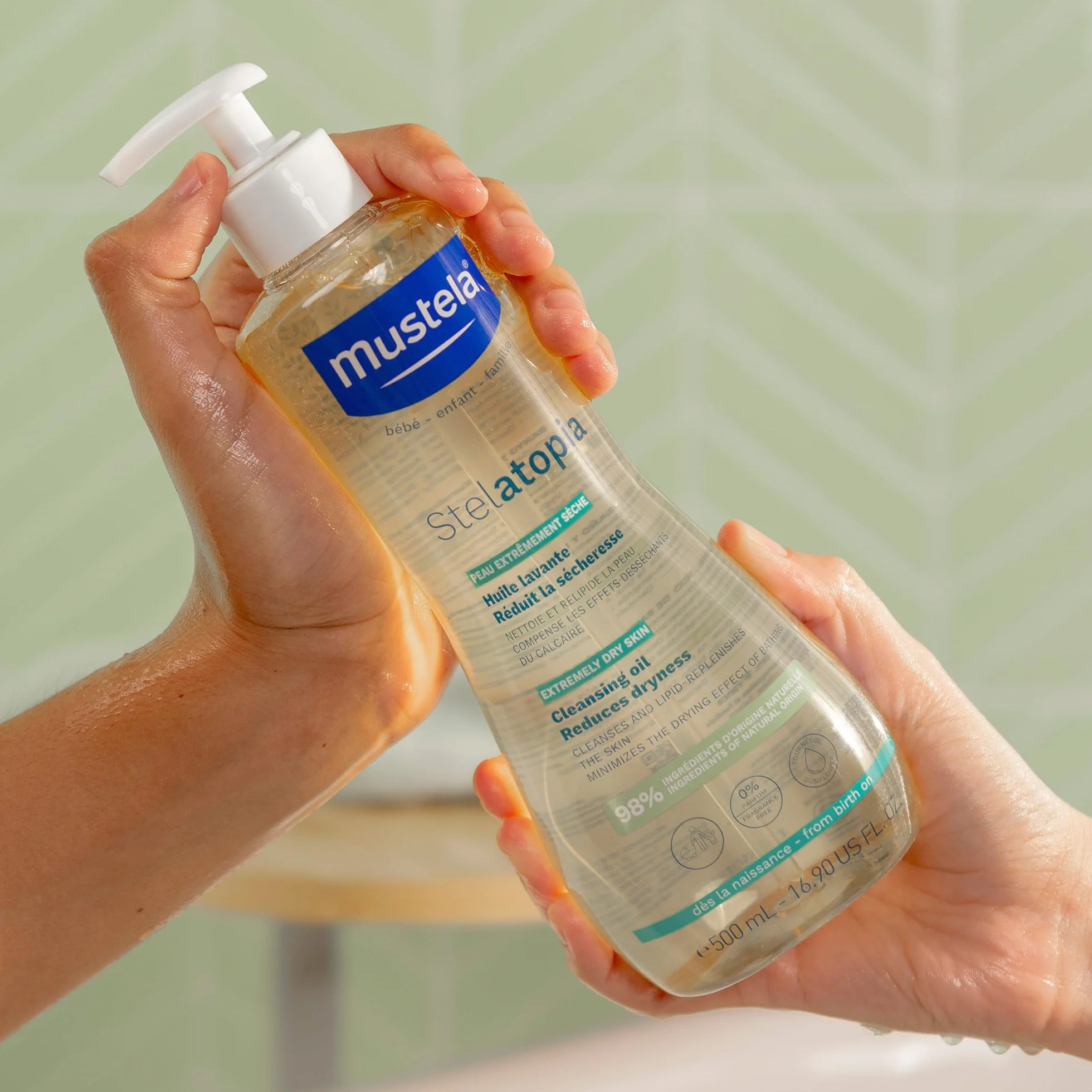 Mustela Stelatopia Olio Bagno per Pelle con Estrema Secchezza o Dermatite Atopica, Corpo e Capelli, Neonati, Bambini, Tutta la Famiglia - Detersione Quotidiana, Reintegra i Lipidi della Pelle (500ml)
