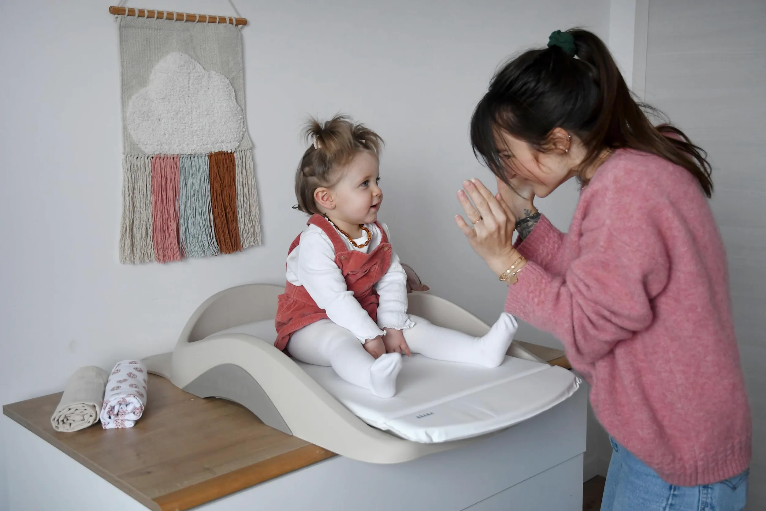BÉABA - Fasciatoio Neonato - Materassino Leggero e Compatto - Fissaggio Regolabile - Lavabile - Ripiano/Bordo alto/Ventosa - Made in France - Argilla