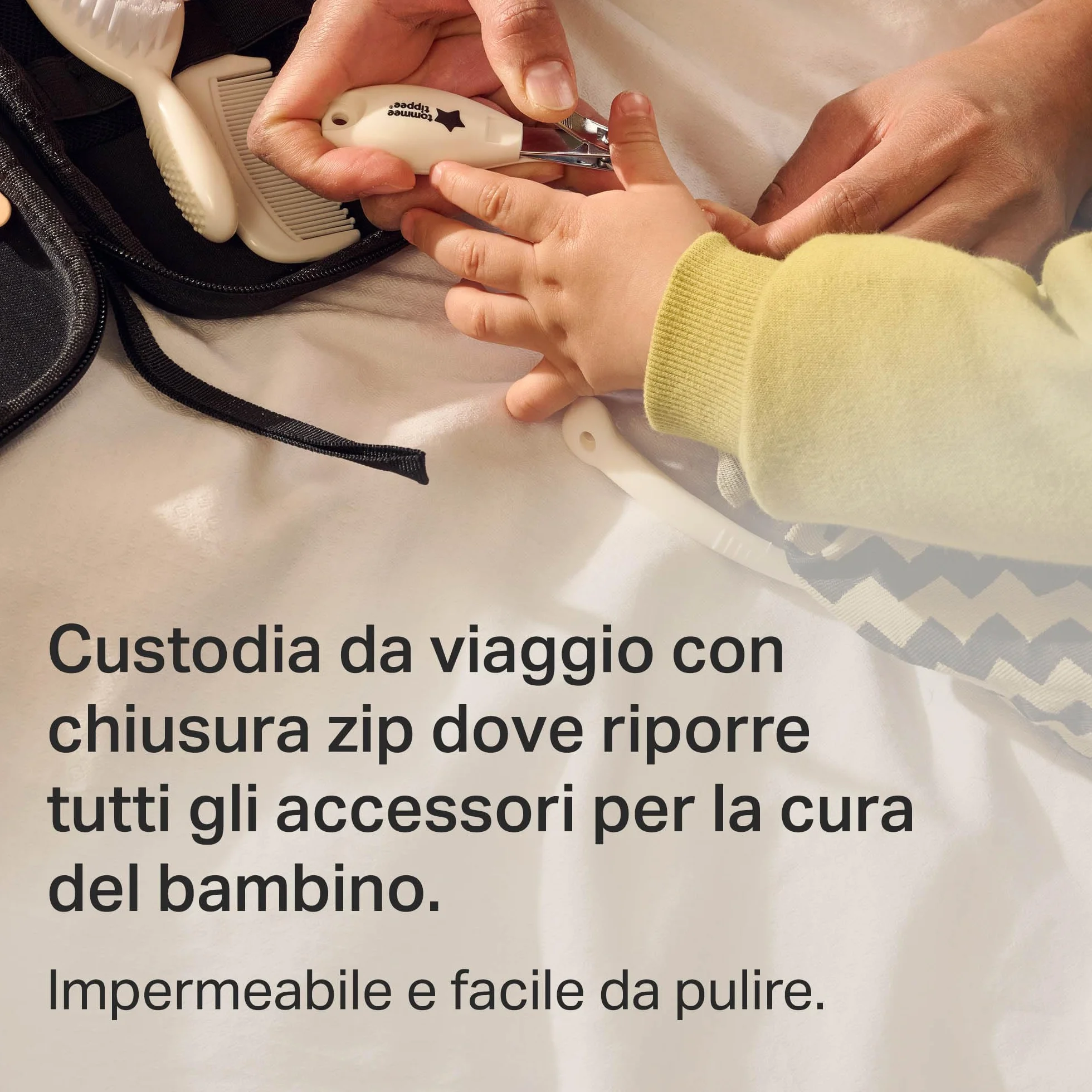 Tommee Tippee kit per la cura e l'igiene dei bambini, 9 articoli essenziali a casa e in viaggio in custodia impermeabile e lavabile (la fantasia potrebbe cambiare)