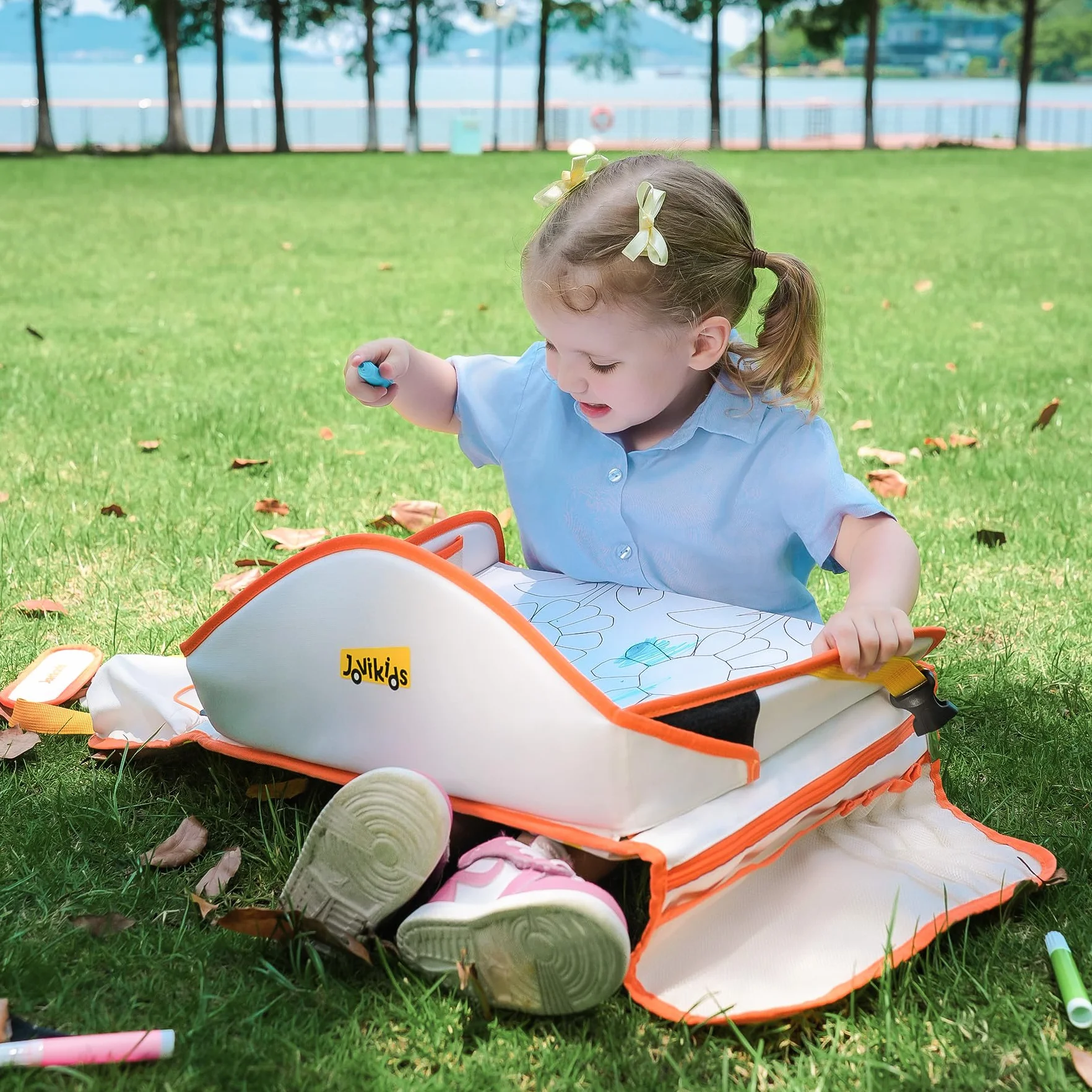 Jovikids Vassoio da Viaggio per Bambini, Tavola da Disegno Cancellabile, Tasca PAD touch screen Tavolino Auto per Bambini, 7 Tasche, Pieghevole e Portatile (beige)