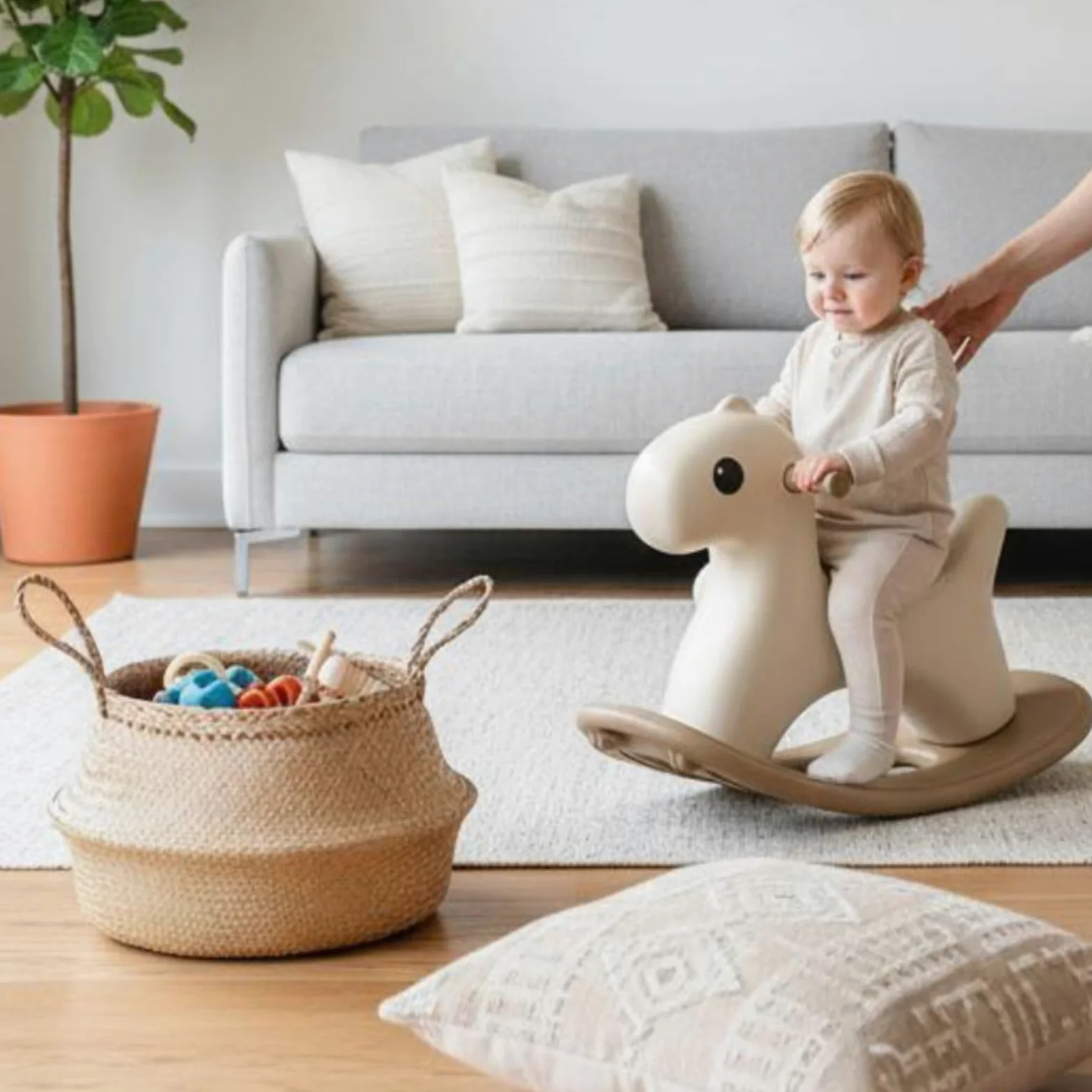 Cavalluccio a Dondolo per Bambini Cavalluccio Cavalcabile Altalena per Neonati Ampia Antiribaltamento Materiale PE Solido Privo di Odori Bordi, Grigio Beige, Con Striscia