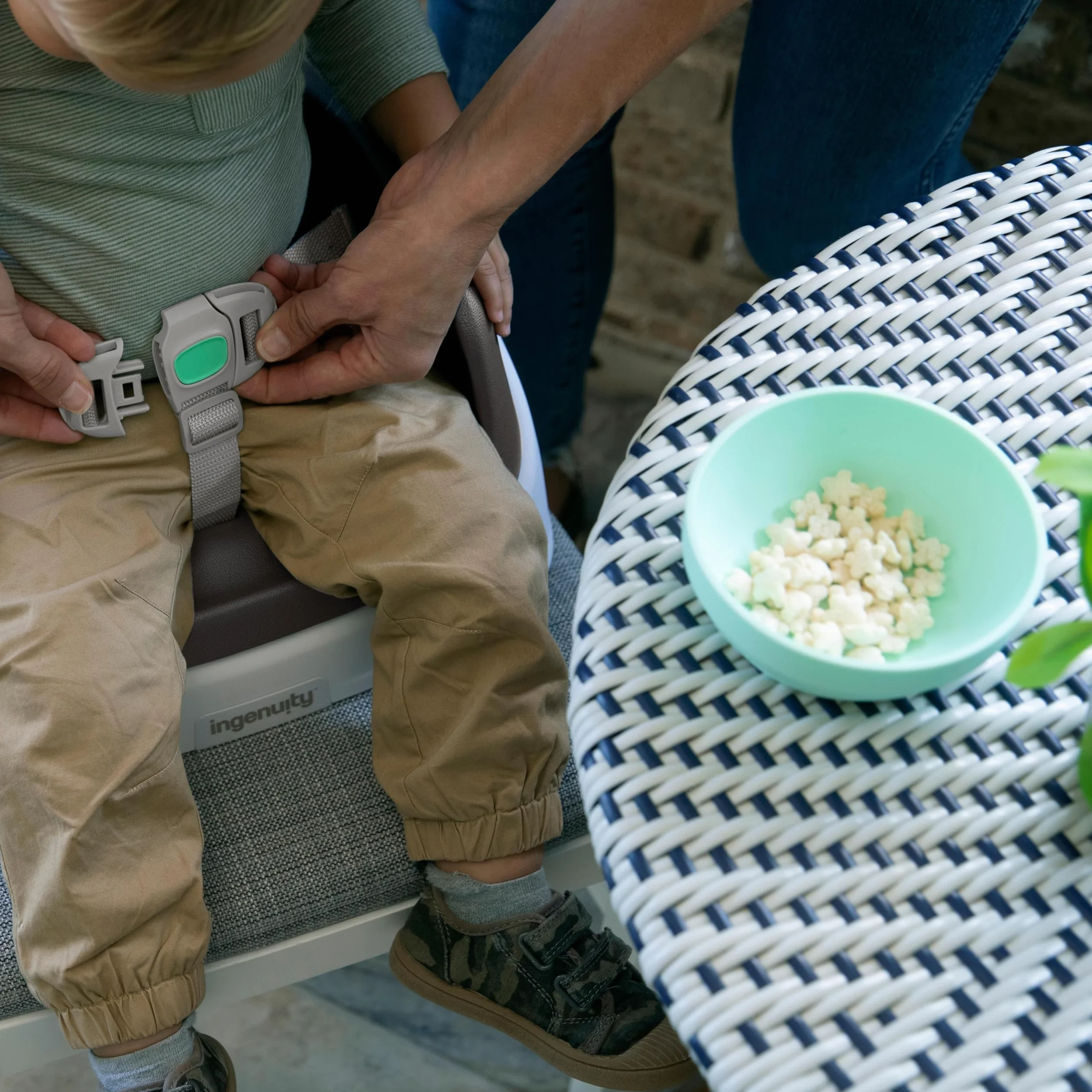 Ingenuity SmartClean Sedile di rialzo per bambini per tavolo da pranzo con cinghie di fissaggio a 3 punti, ardesia