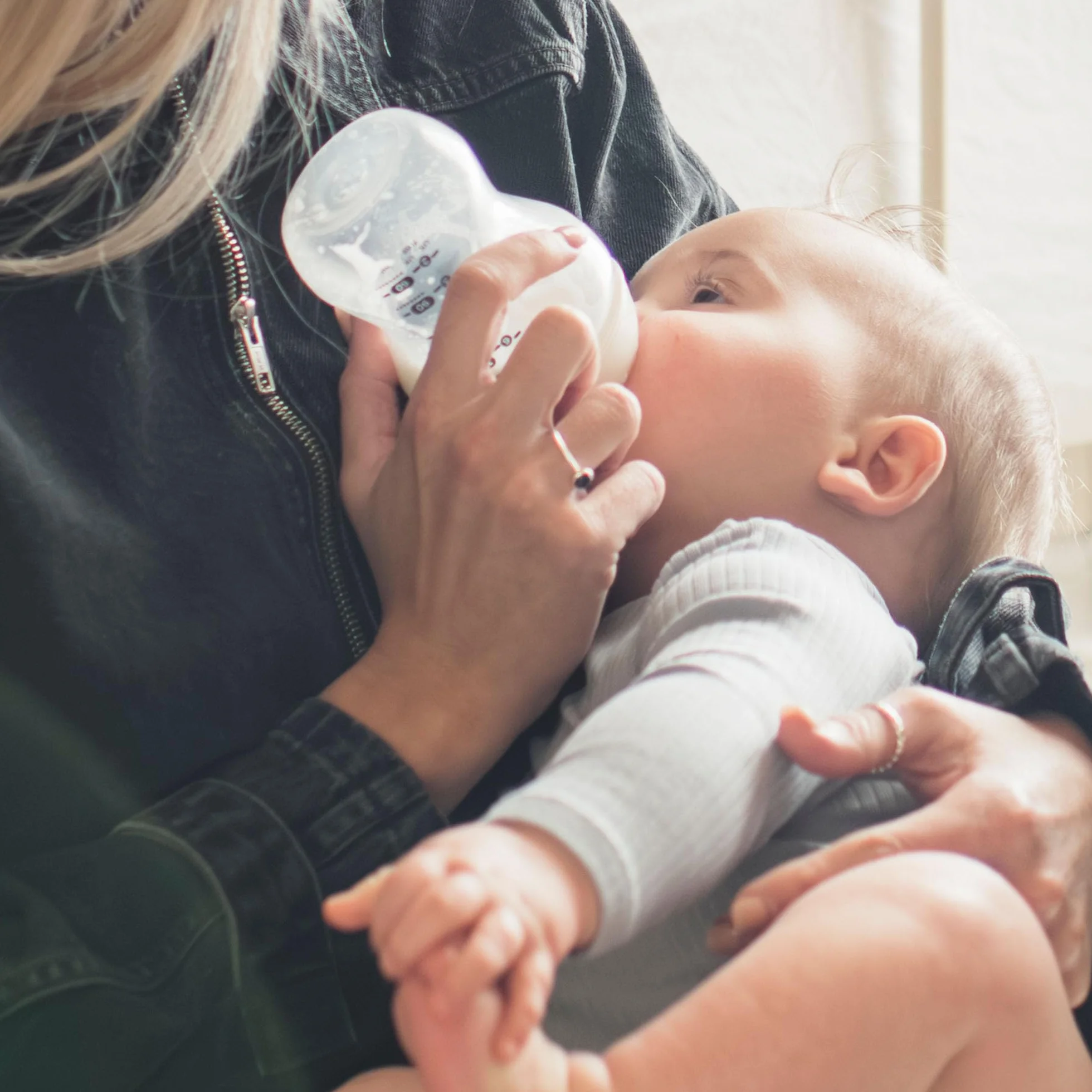 Tommee Tippee Biberon Natural Start (150 ml con Flusso Super Lento Tettarella) e Ciuccio Neonato Newborn (0-2 mesi) in Confezione Regalo