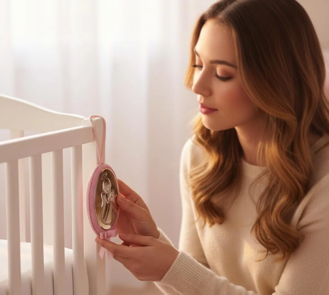 Medaglione Musicale Capoculla Sopraculla Ovale con Angelo in Argento, Personalizzabile con Incisione del Nome, Idea Regalo per Nascita o Battesimo da Appendere alla Culla del Neonato Rosa