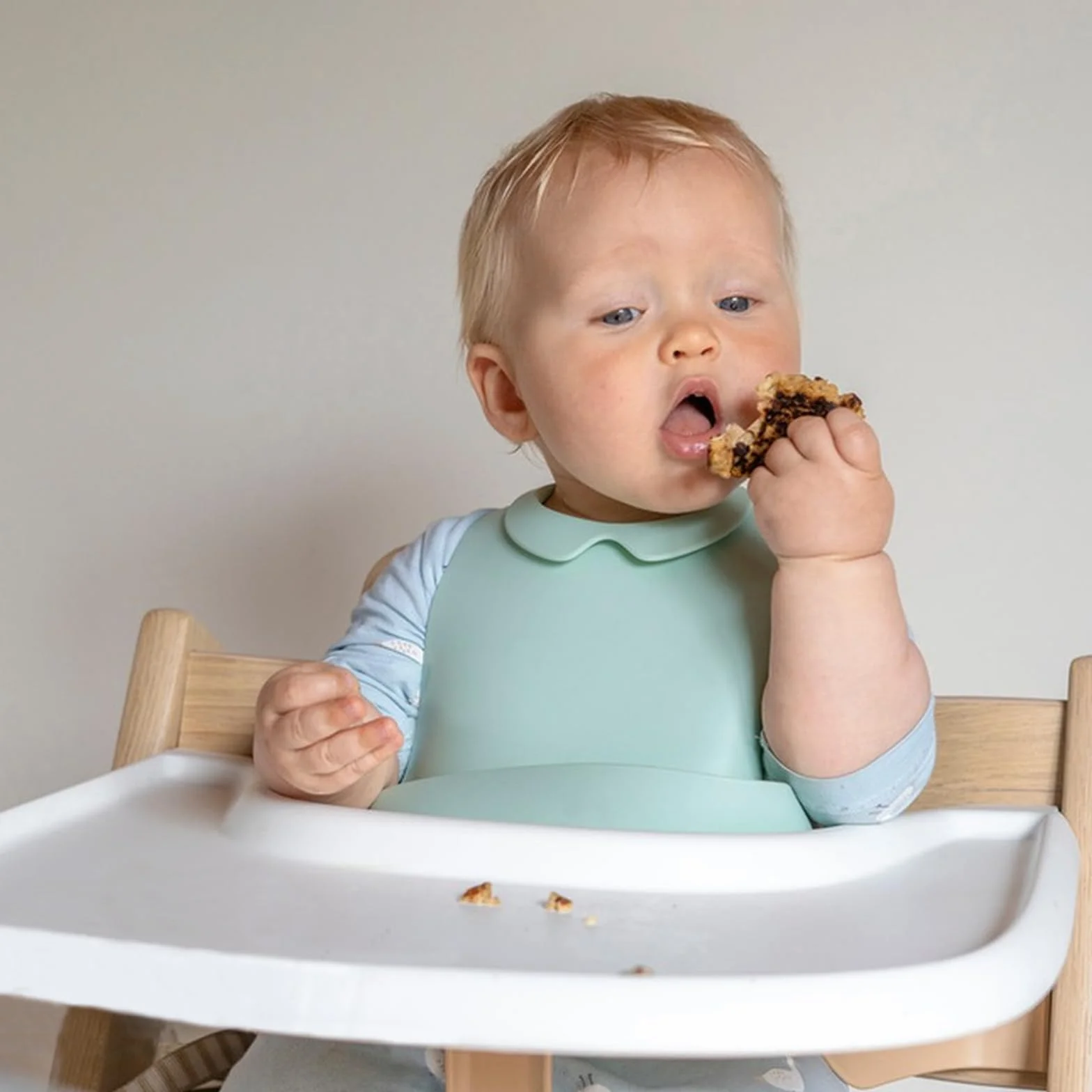 Vassoio per seggiolone compatibile con sedia Stokke Tripp Trapp, con superficie liscia e forte aspirazione, realizzato in plastica per alimenti (senza BPA, BPS, BPF, piombo e ftalati), bianco