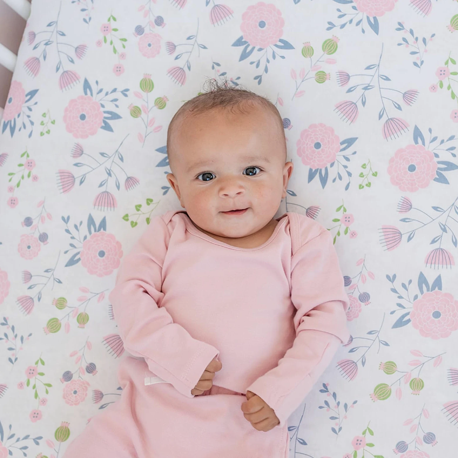 Pickle & Pumpkin - Lenzuola per culla in 100% jersey di cotone biologico, 2 pezzi, per materassi standard e materassi per bambini, motivo floreale e rosa