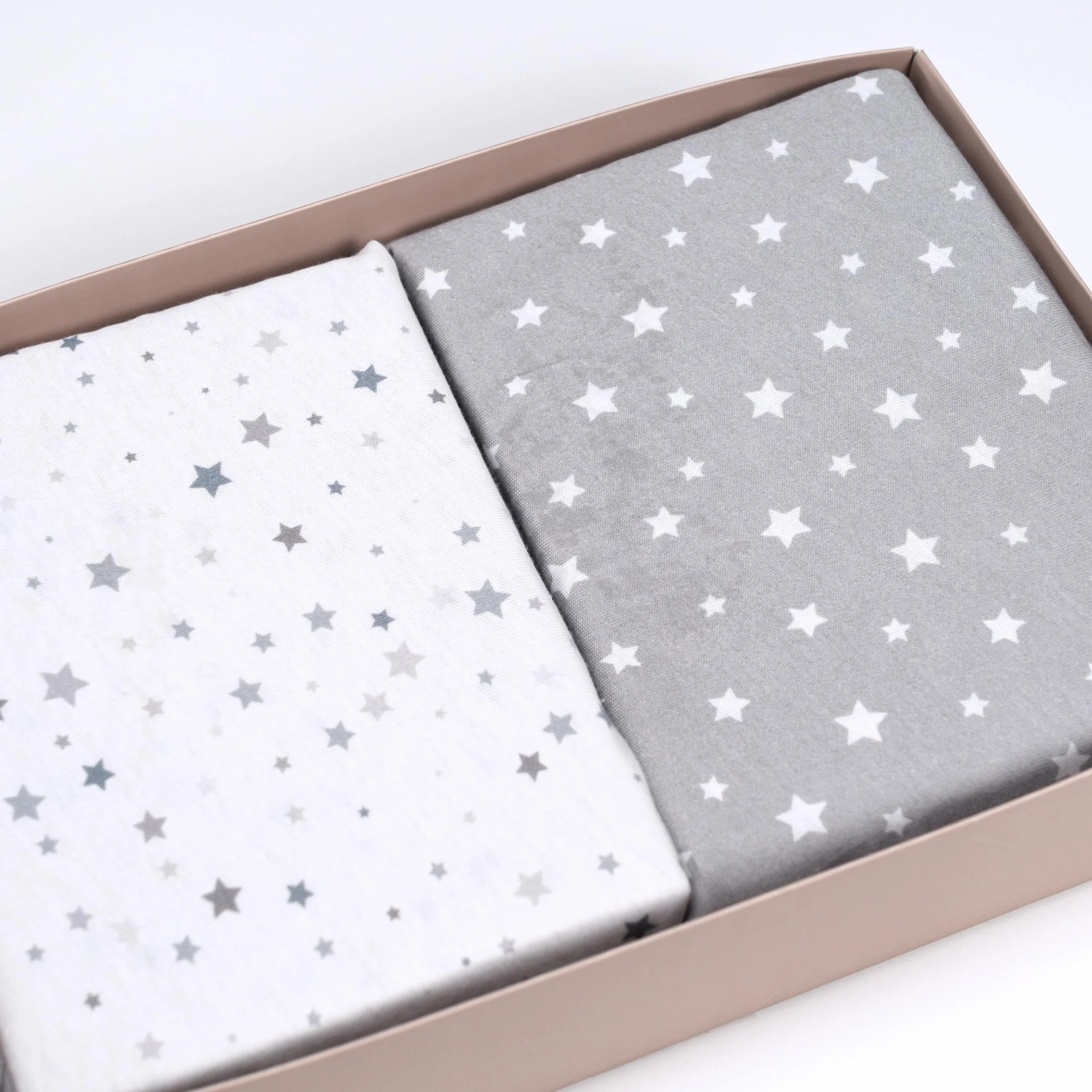 Set Lenzuola Lettino Neonato 60x120 / 60x125. 2 Lenzuola con Angoli in Cotone Jersey + 1 Coprimaterasso Impermeabile in Spugna. Certificato OekoTex. Fantasia Stelle 125x60 / 120x60