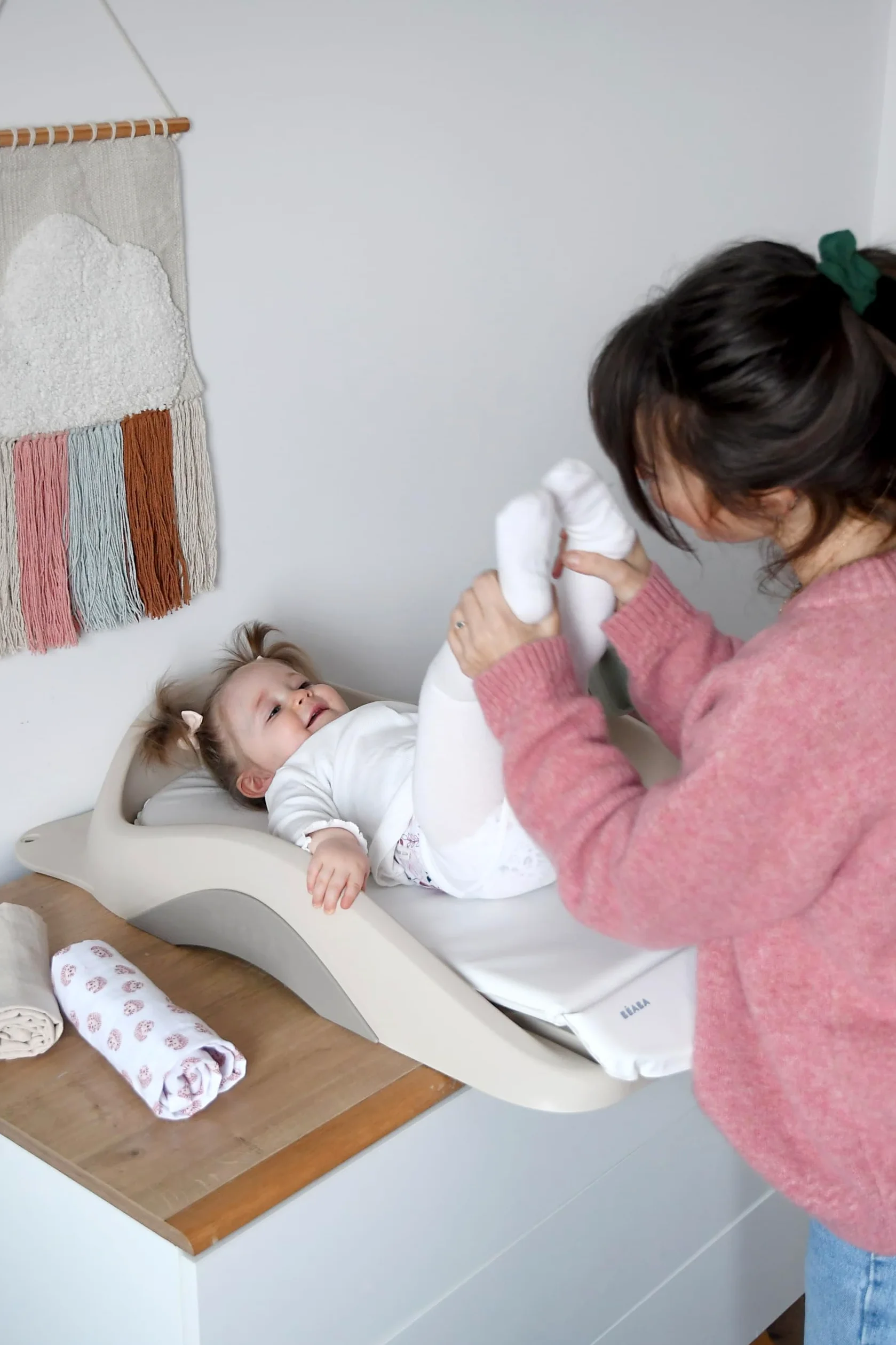 BÉABA - Fasciatoio Neonato - Materassino Leggero e Compatto - Fissaggio Regolabile - Lavabile - Ripiano/Bordo alto/Ventosa - Made in France - Argilla