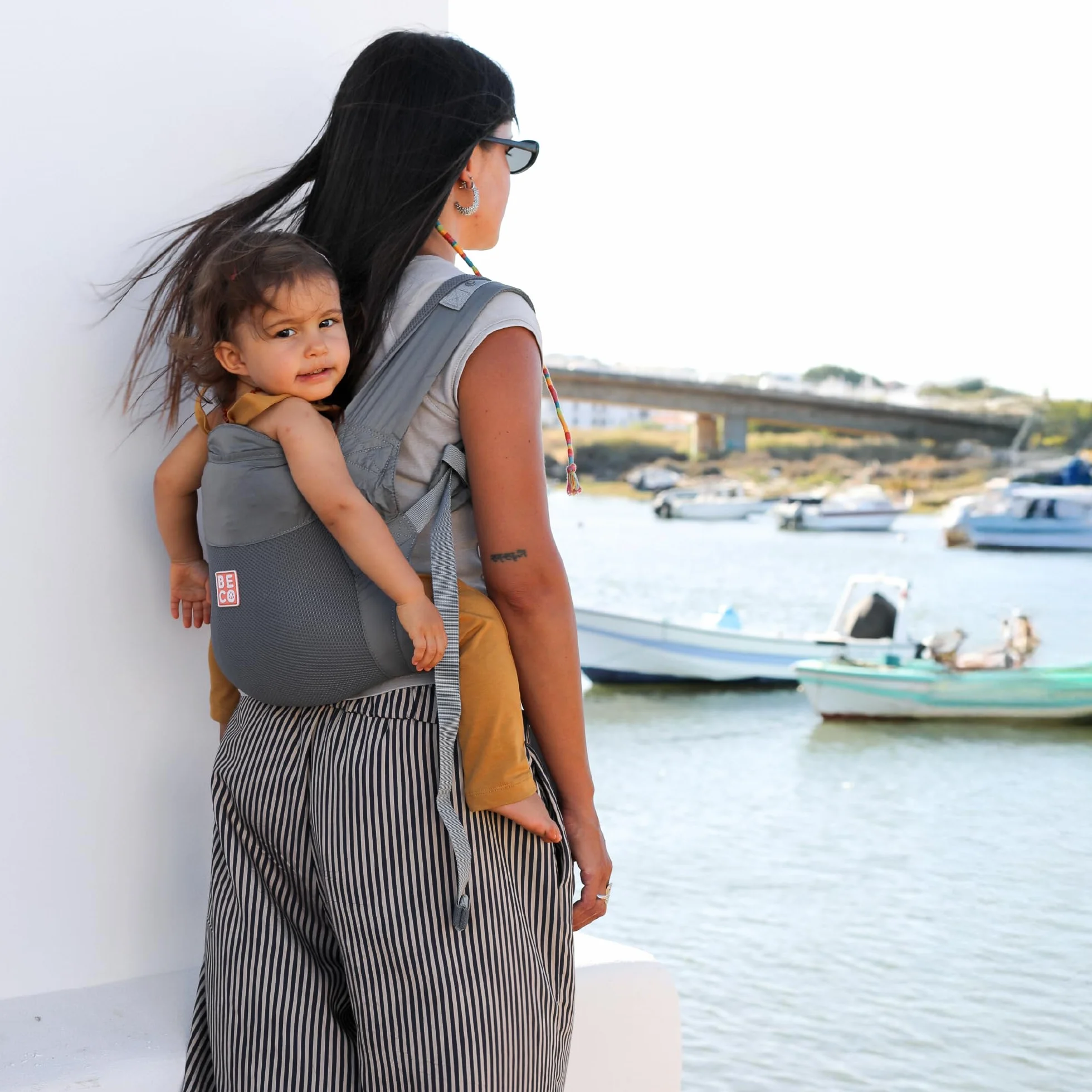 Beco Fly Ultralite Marsupio Neonati e Bambini – Compatto, Pieghevole e Leggero – Con Borsa da Trasporto, Posizione a "M" Ergonomica, Fronte Mamma e Zaino (7–20 kg) - Grigio
