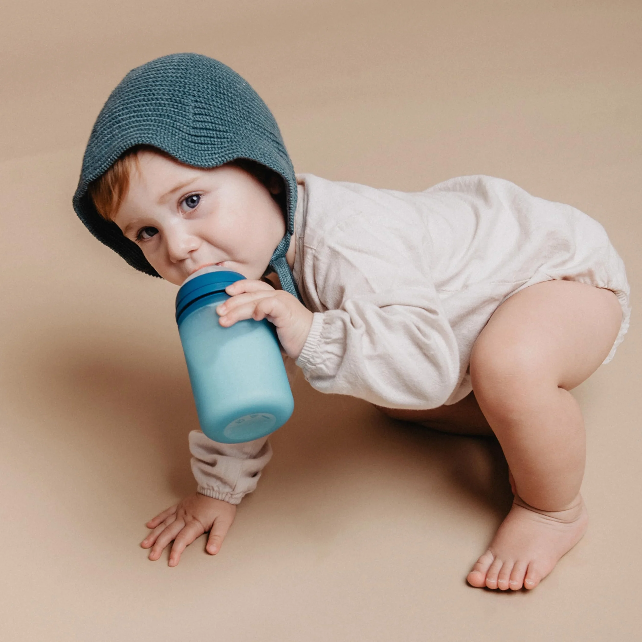 Suavinex, Biberon in Silicone da 240 ml, con Tettarella Fisiologica in Silicone SX Pro, con Valvola Anticolica, Biberon a Flusso Medio (M). Per bambini +3 mesi. Colour Essence Blu oceano