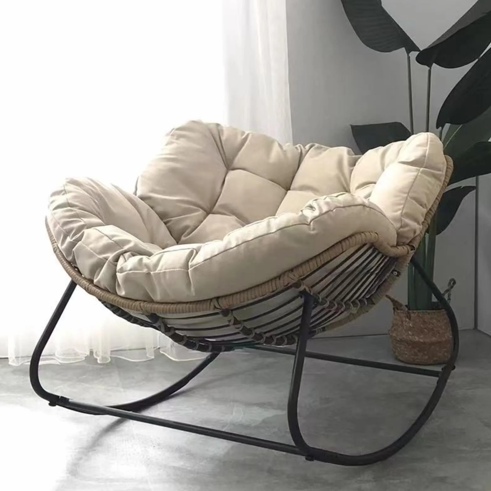 Sedia a dondolo da esterno Papasan con cuscino imbottito, oversize in rattan di vimini per interni, uovo in metallo, grandi supporti