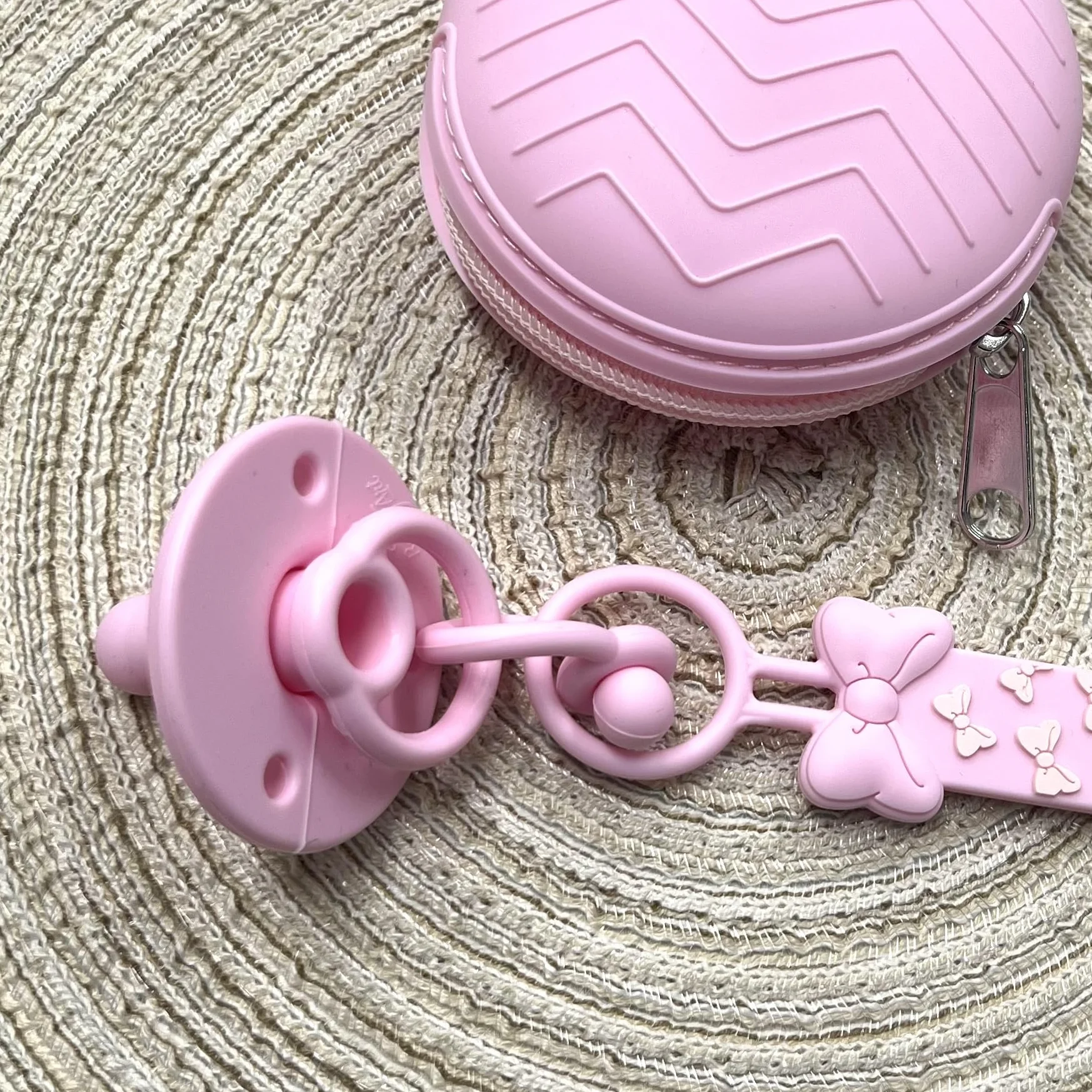 NOVITÁ Fettuccia IN SILICONE, Catenella portaciuccio personalizzata con nome FLAT BABYJART, lavabile, sicura per il bambino, compatibile con ciuccio MAM e CHICCO! (Minnie Rosa Pastello)
