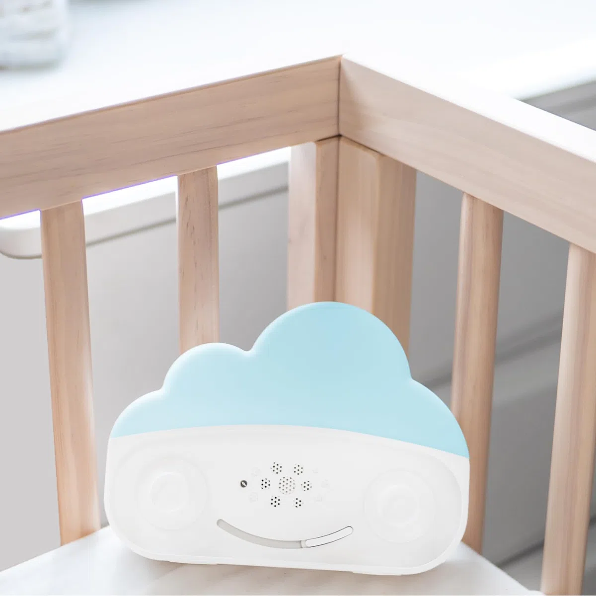 Happiest Baby SNOObie Smart White Noise Machine - Macchina sonora portatile per bambini con luce notturna, 12 suoni lenitivi per l'allenamento del sonno, bianco