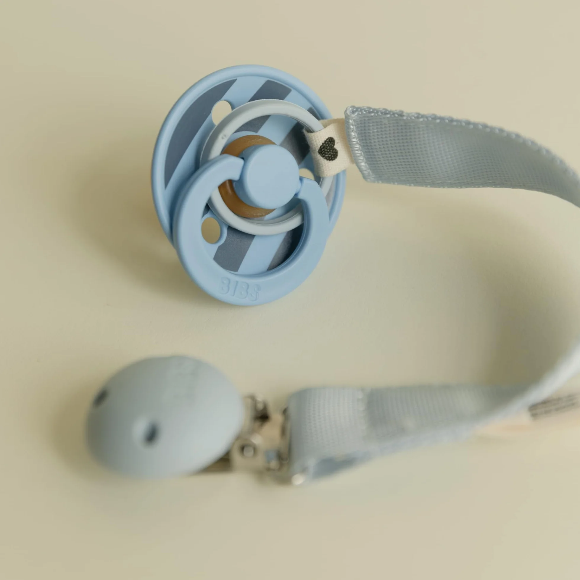 Nastro per clip per ciuccio BIBS - Fissa il ciuccio del tuo bambino con un resistente nastro di poliestere e una clip di metallo senza nichel - Compatibile con tutti i ciucci BIBS