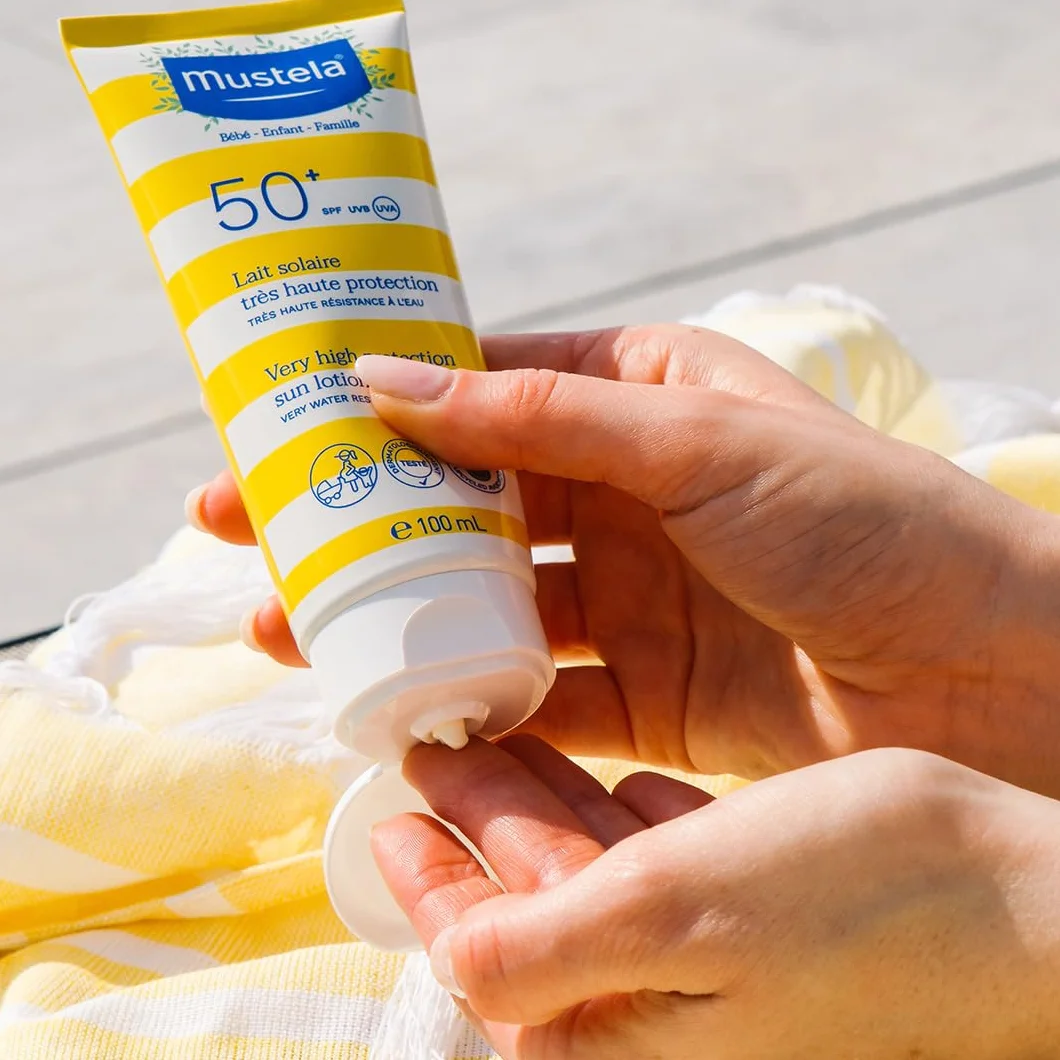 Mustela Latte Solare Spf 50, Viso, Corpo, Con Perseose di Avocado, Neonati, Bambini, Tutta la Famiglia, Adatto in Gravidanza - Protezione Molto Alta dai Raggi UVB e UVA (100ml)
