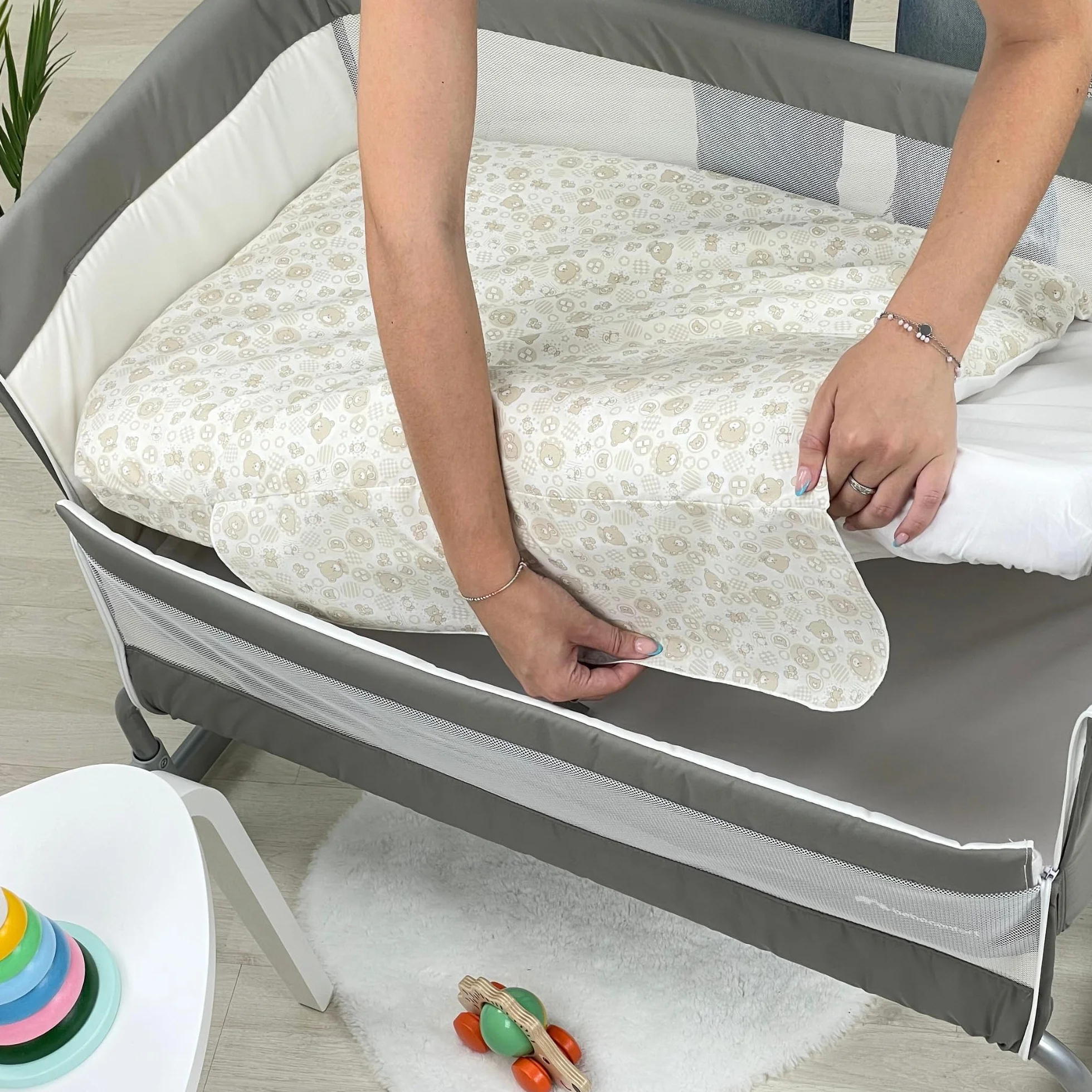 baby idea Babysanity Lenzuola Next To Me Compatibili 4 pezzi: Federa Cuscino, Piumino, Copripiumino, Lenzuolo Angoli per Culla Lettino Neonato - Chicco Kinderkraft Cam Brevi OEKO-TEX (Orsetto Beige)