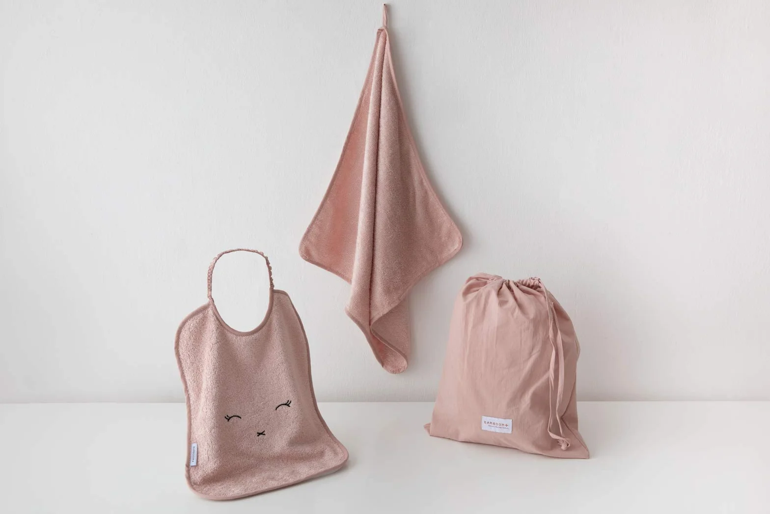 Bamboom Set Asilo 3 Pezzi: Bavaglino Xl, Asciugamano e Sacca Porta Oggetti, in Soffice Fibra di Bambù Organico, Bath Set Toddler: Towel + Bag + Bib, Rosa - 220 g