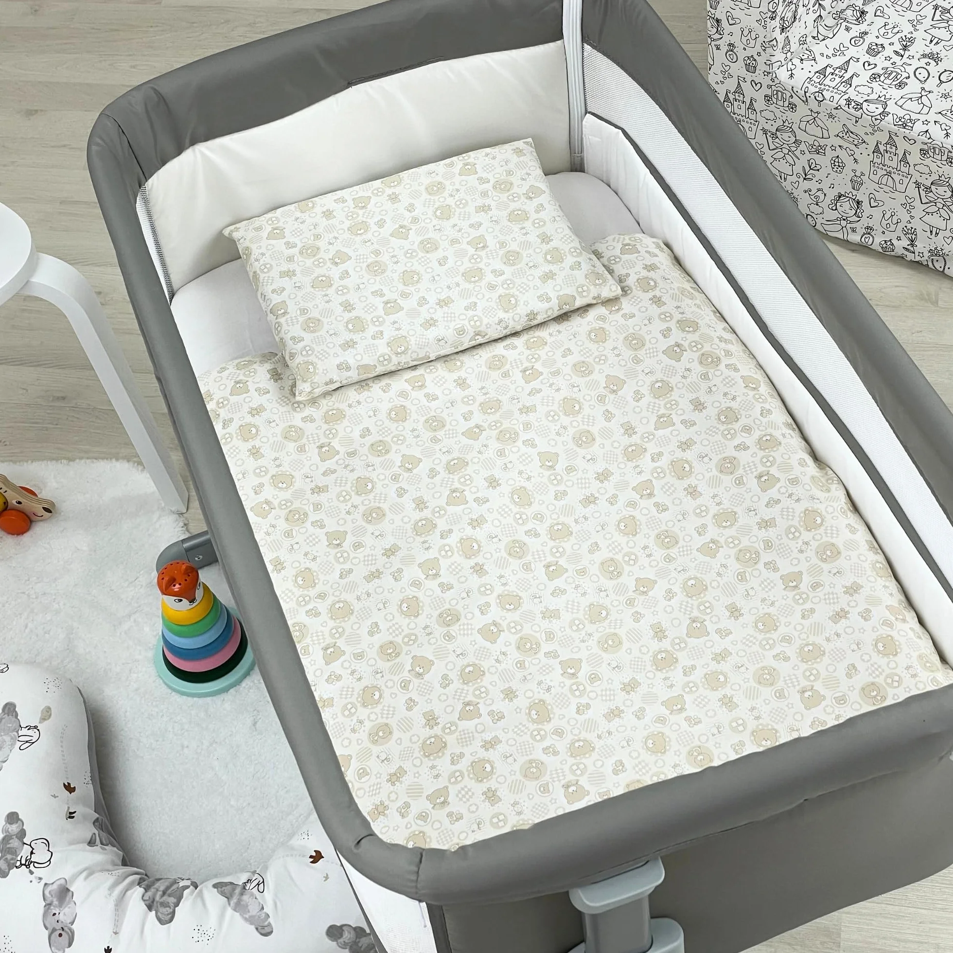 baby idea Babysanity Lenzuola Next To Me Compatibili 4 pezzi: Federa Cuscino, Piumino, Copripiumino, Lenzuolo Angoli per Culla Lettino Neonato - Chicco Kinderkraft Cam Brevi OEKO-TEX (Orsetto Beige)