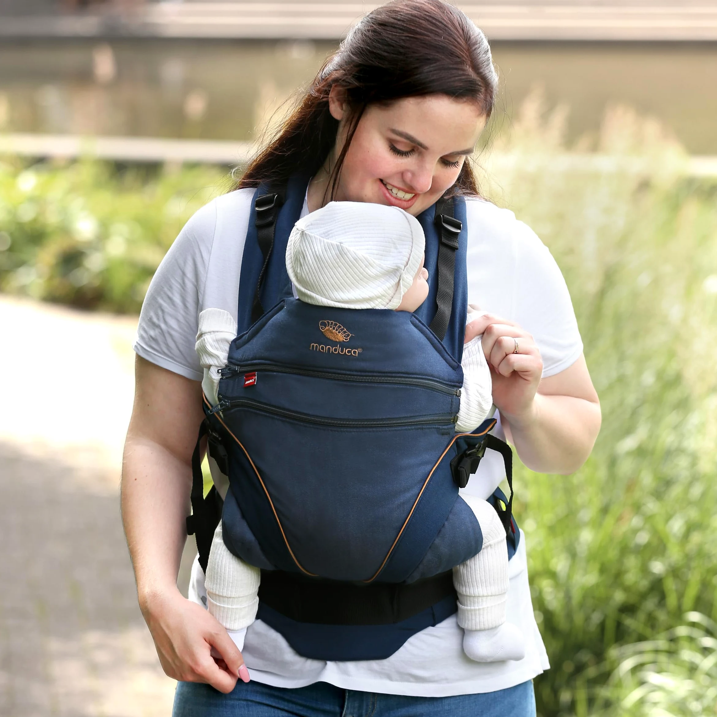 manduca XT Baby Carrier > Uno per Tutti < Marsupio Ergonomico e Flessibile con Seduta Regolabile, Neonati dalla Nascita e Bambini fino a 20kg, Cotone Biologico (denimblue-toffee/jeans blu-caramello)