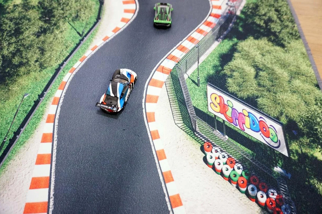 tappeto stradale per bambini, ideale per giocare con auto. Tappeto antiscivolo per cameretta con circuito Race Track in stile Formula 1. 180 × 120 cm