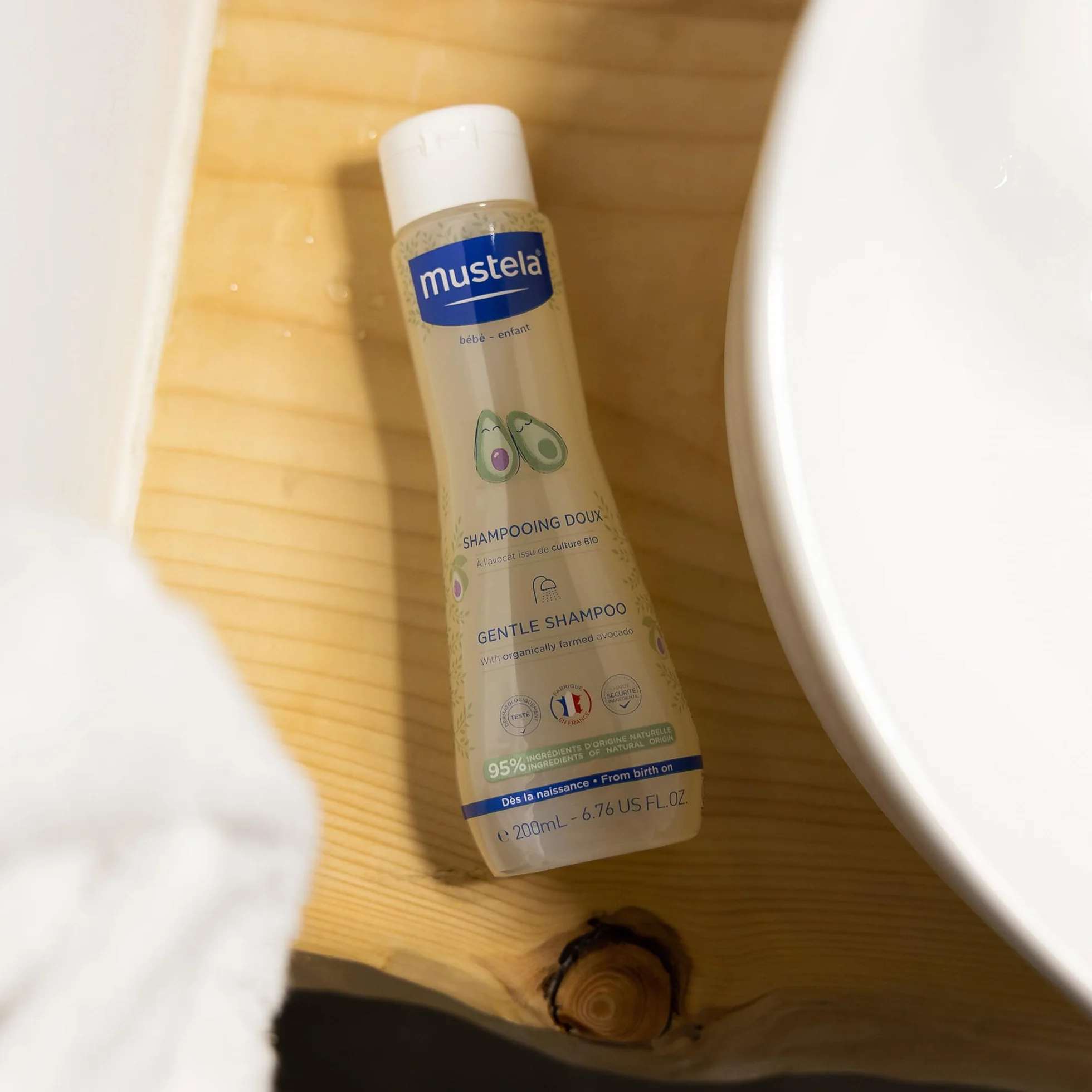 Mustela Shampoo Dolce al Perseose di Avocado BIO e Camomilla, Corpo e Capelli, Neonati, Bambini, Tutta la Famiglia - Evita la Formazione dei Piccoli Nodi, Non Brucia (200ml)