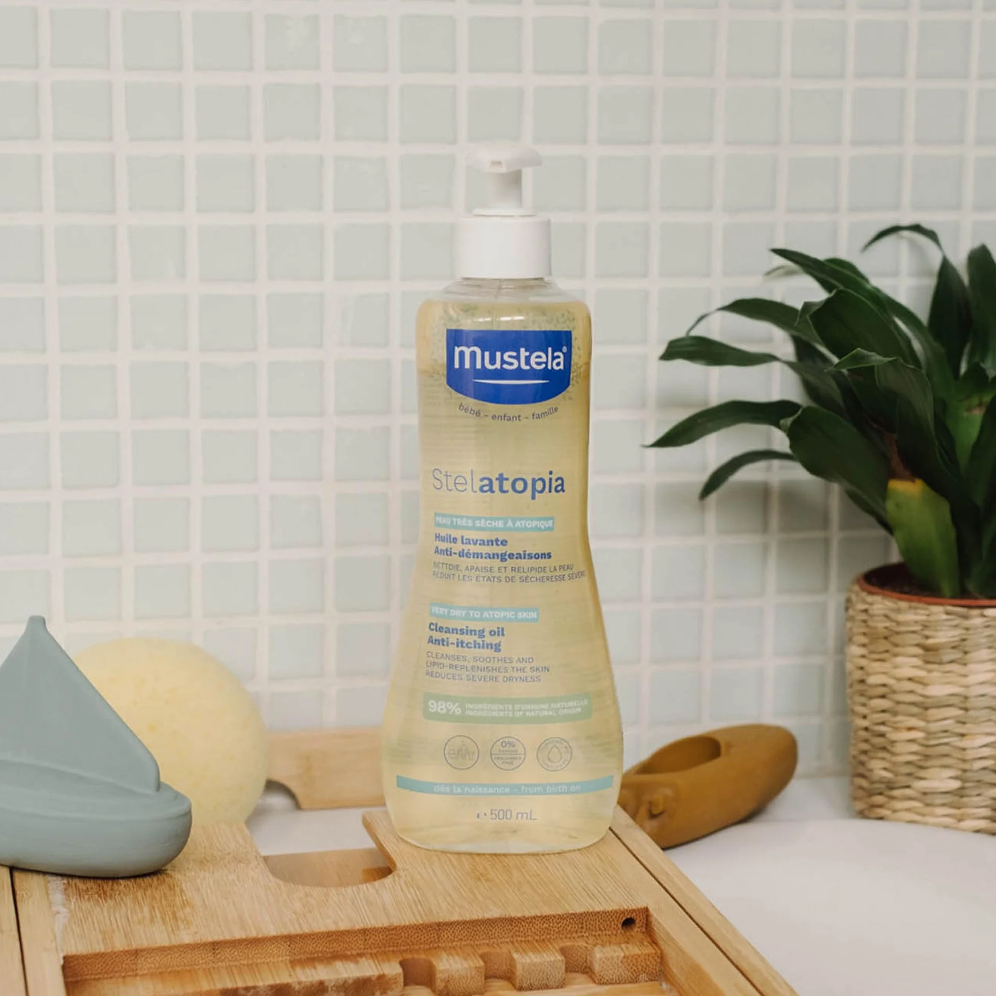 Mustela Stelatopia Olio Bagno per Pelle con Estrema Secchezza o Dermatite Atopica, Corpo e Capelli, Neonati, Bambini, Tutta la Famiglia - Detersione Quotidiana, Reintegra i Lipidi della Pelle (500ml)