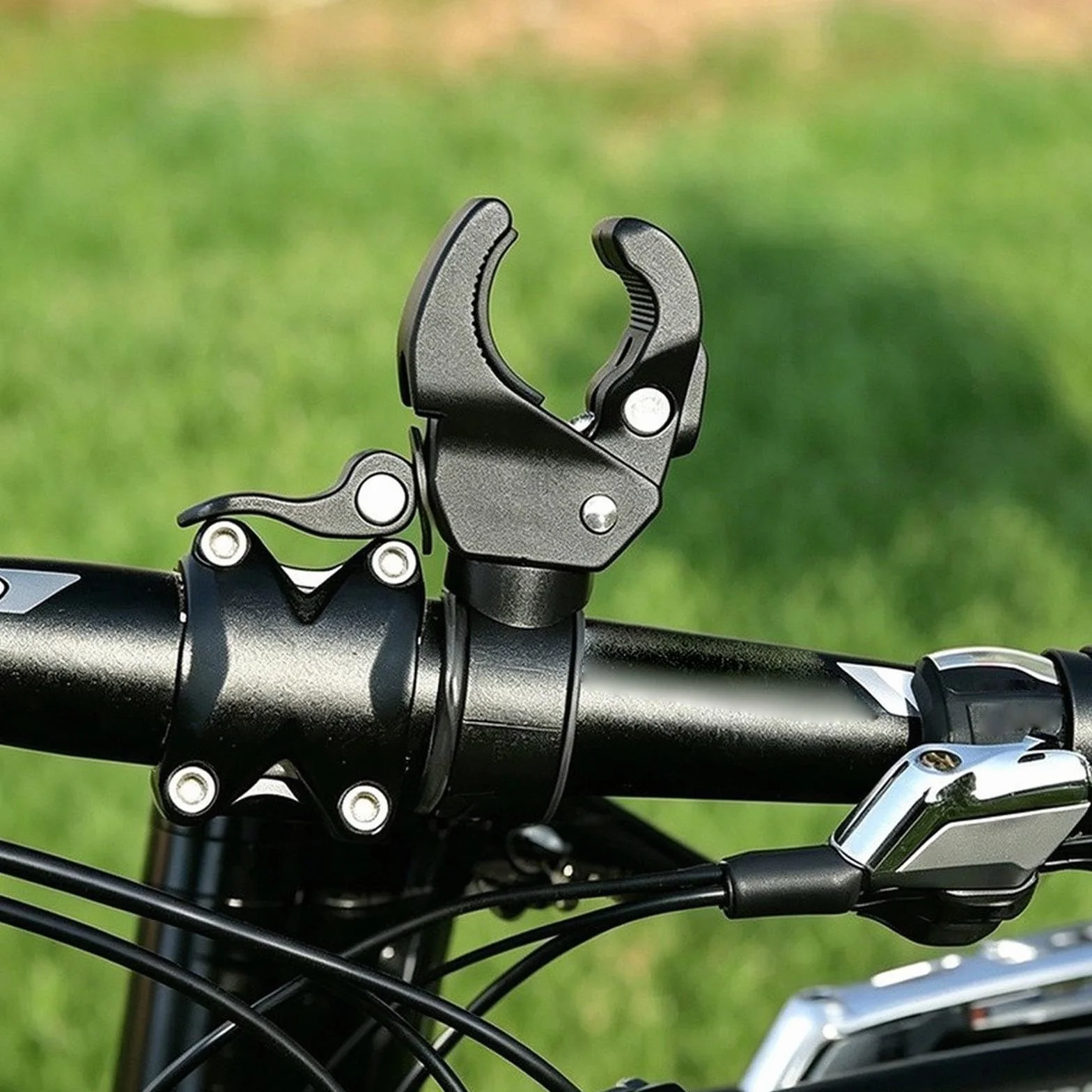 Morsetto di fissaggio per il ventilatore Shark ChillPill, si attacca facilmente a passeggini, biciclette e attrezzature per il fitness. Angolo di visione flessibile per una circolazione ottimale