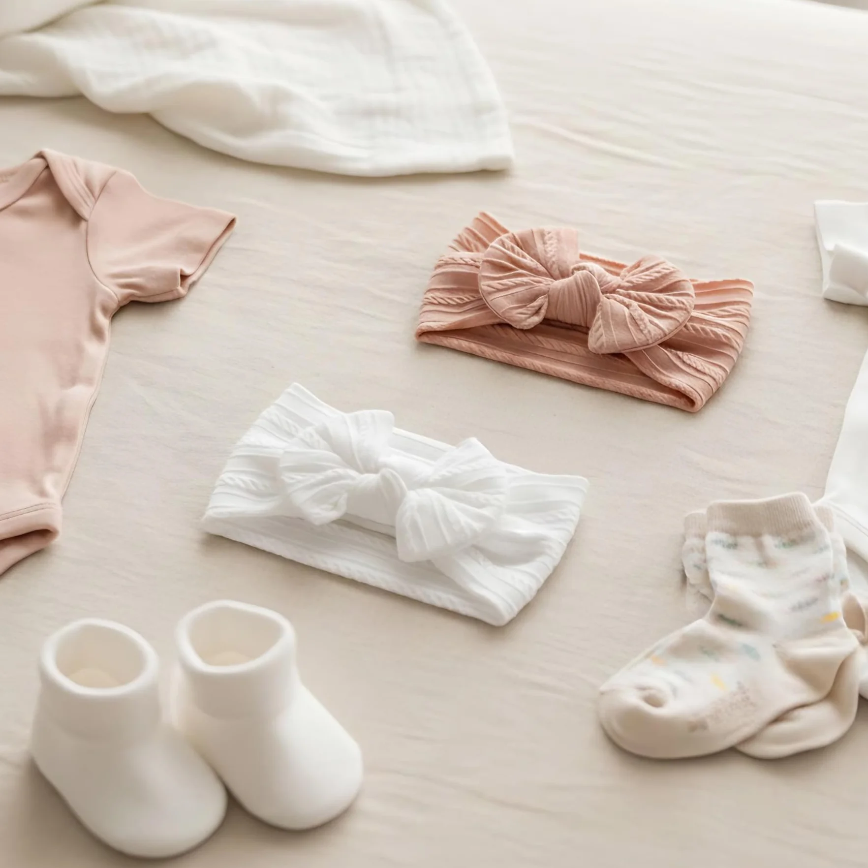 LABUYI 2 Pezzi Fascia Elastica, Accessori Neonata, Fascette Per Capelli Per Fiocchi, Regalo Per Bambini Per Foto,Bianco,Rosa