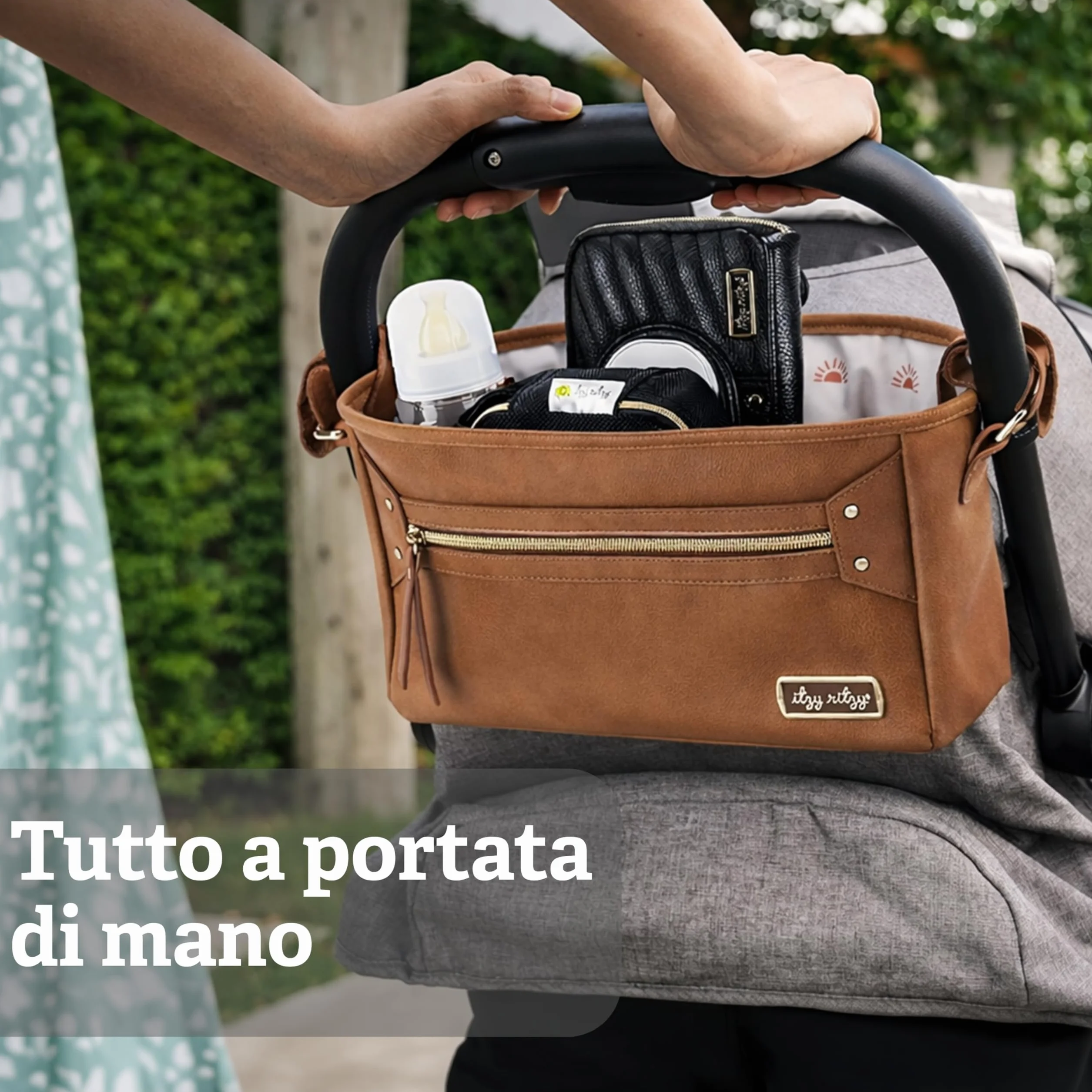 Itzy Ritzy Organizer regolabile per passeggino, dotato di due tasche frontali integrate con cerniera e cinghie regolabili per adattarsi a quasi qualsiasi passeggino, caffè e crema