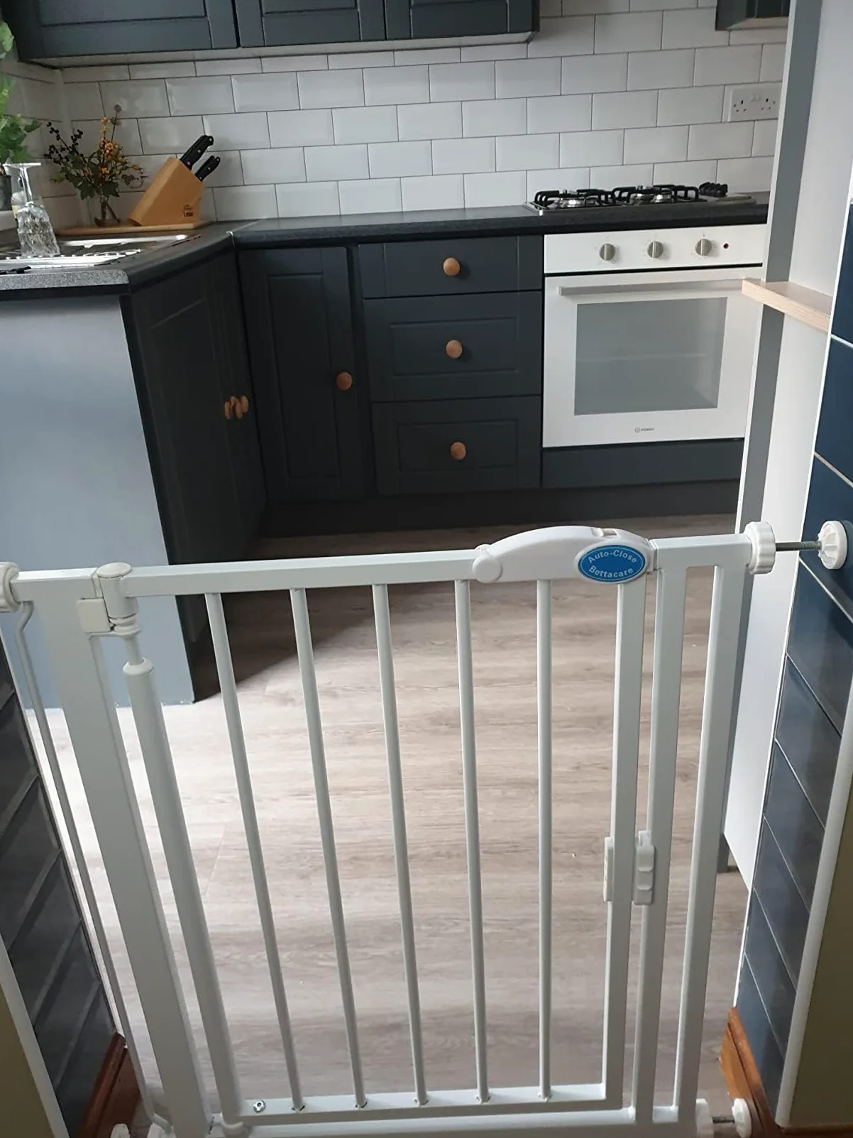 Bettacare Cancelletto per Animali con Chiusura Automatica, 61cm - 66,5cm, Bianco, Extra Stretto, Cancelletto a Pressione per Cani e Cuccioli, Barriera di Sicurezza per Porte, Corridoi e Spazi