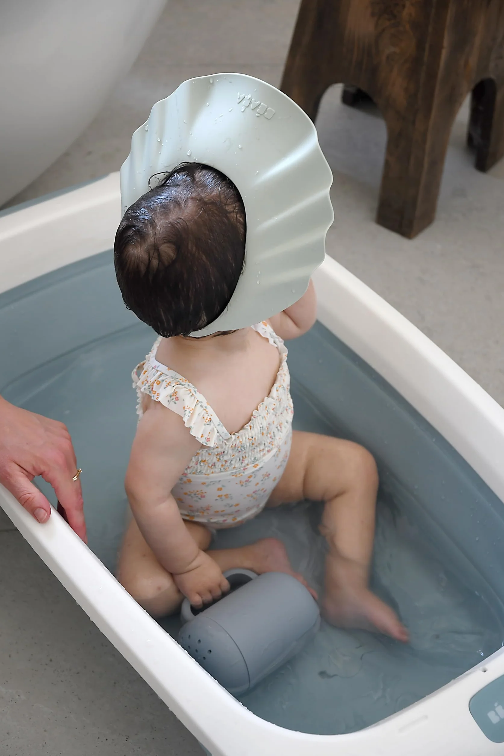 BÉABA, Cappello da Doccia per Bambini, Cuffia da Bagno, Fascia Regolabile, 5 Posizioni, Protezione per Occhi e Orecchie, Silicone Morbido e Flessibile, Grigio Verde