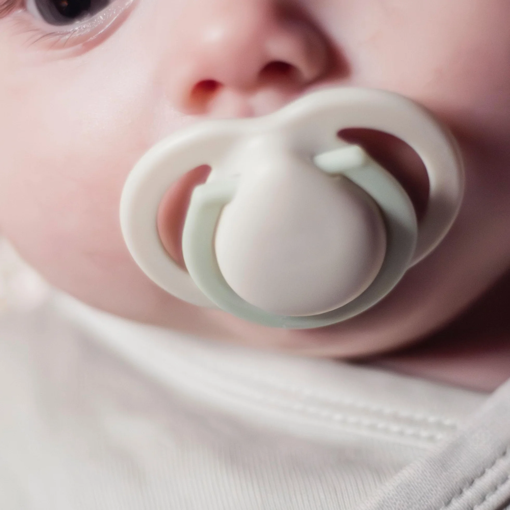 Tommee Tippee Biberon Natural Start (150 ml con Flusso Super Lento Tettarella) e Ciuccio Neonato Newborn (0-2 mesi) in Confezione Regalo