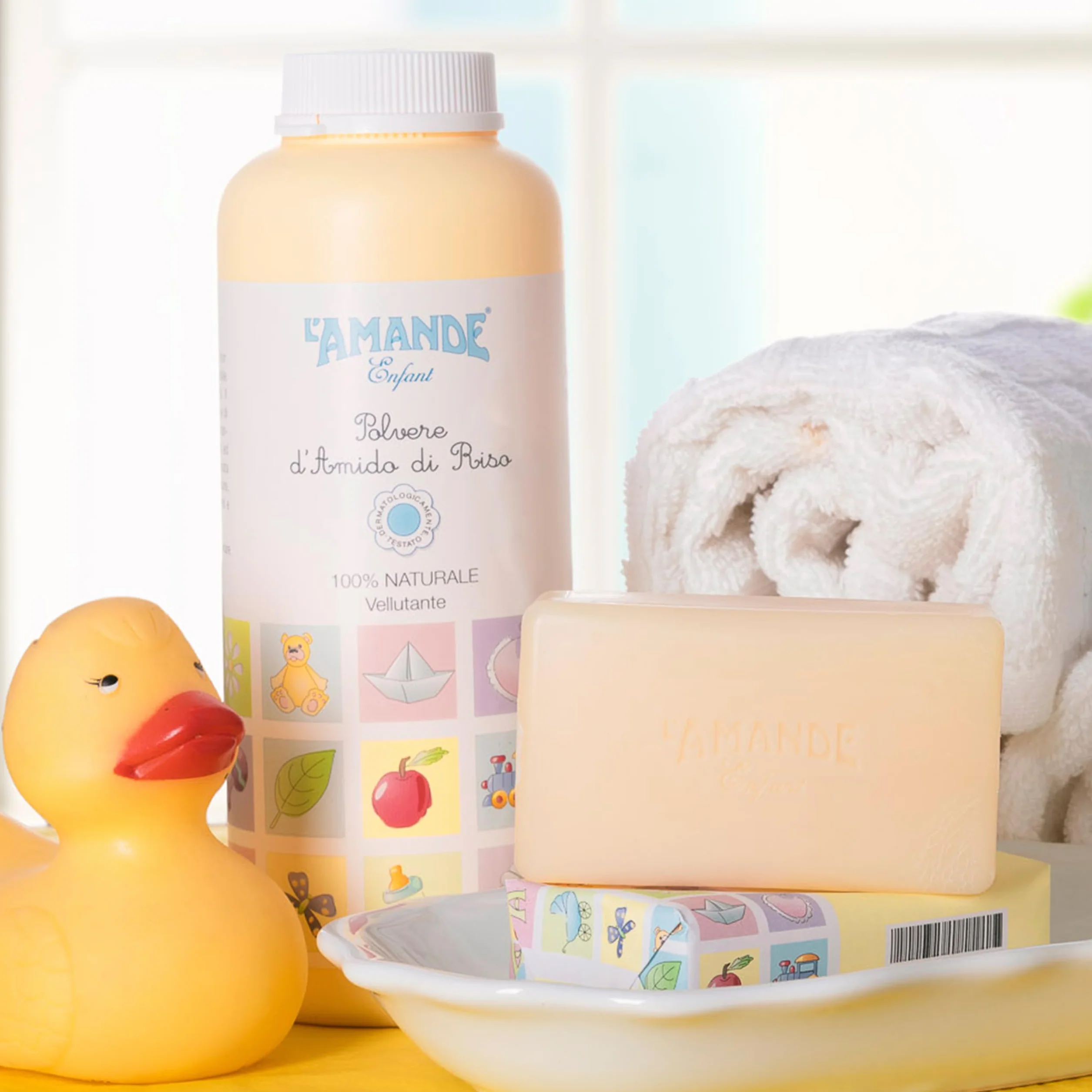 L'AMANDE - Amido di Riso Bagnetto Neonato, Talco Profumato in Polvere per Bambini e Neonati, Rinfrescante ed Emolliente Contro Arrossamenti e Irritazioni, Polvere Vellutante Naturale - Enfant, 150 g