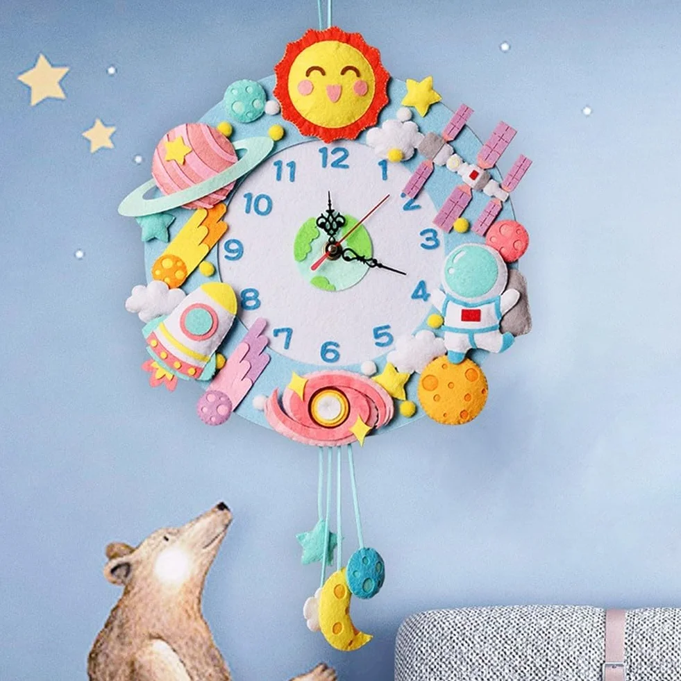 Orologio da parete in stile cartone animato fai da te unico pezzo decorativo divertente per bambini ornamenti fatti a mano personalizzabili con materiale non tessuto (E)