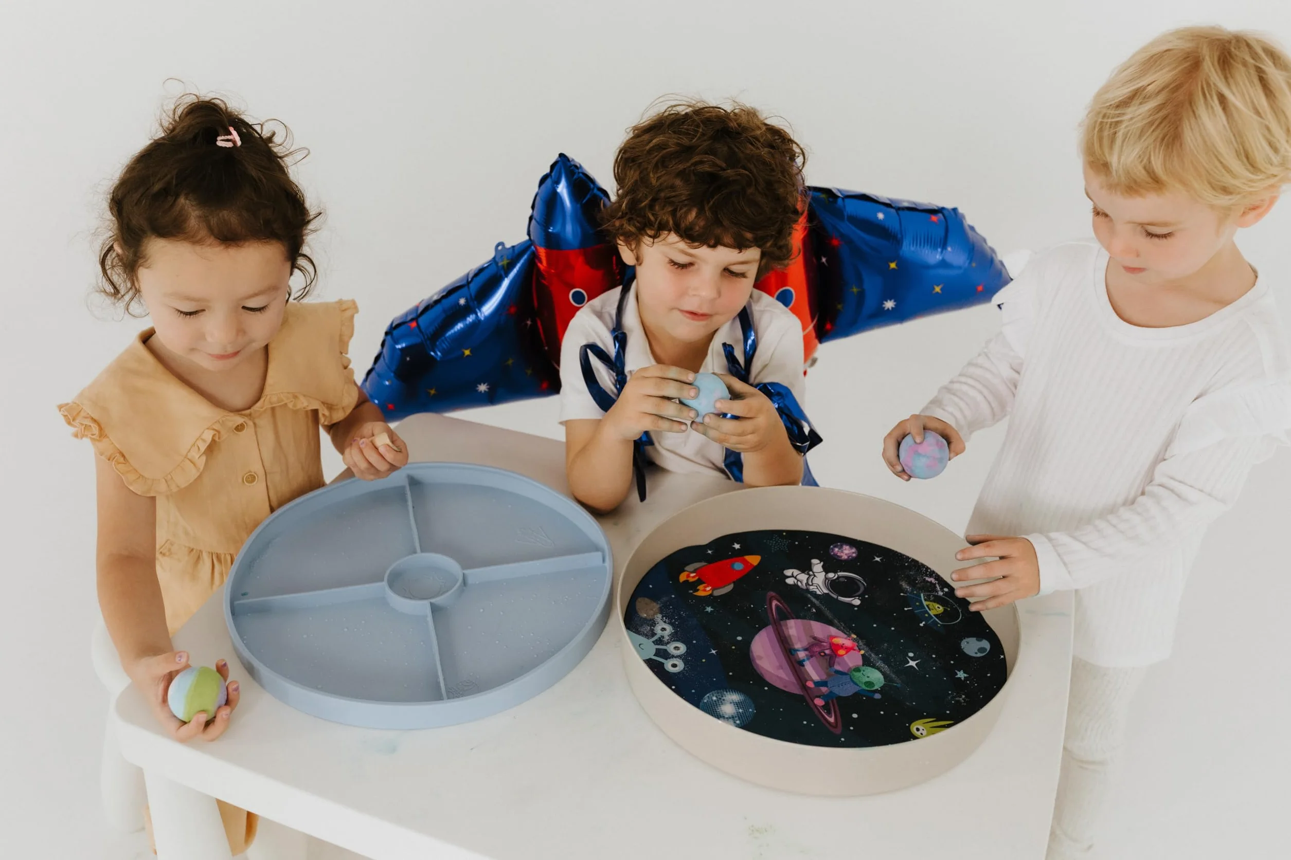 Jellystone Designs, Vassoio da Gioco Tray Play 2 in 1 con Coperchio, Gioco Sensoriale per Bambini dai 3 Anni di età, in Fibra di bambù e Melamina, Soft Blue, 35,5X 6 cm