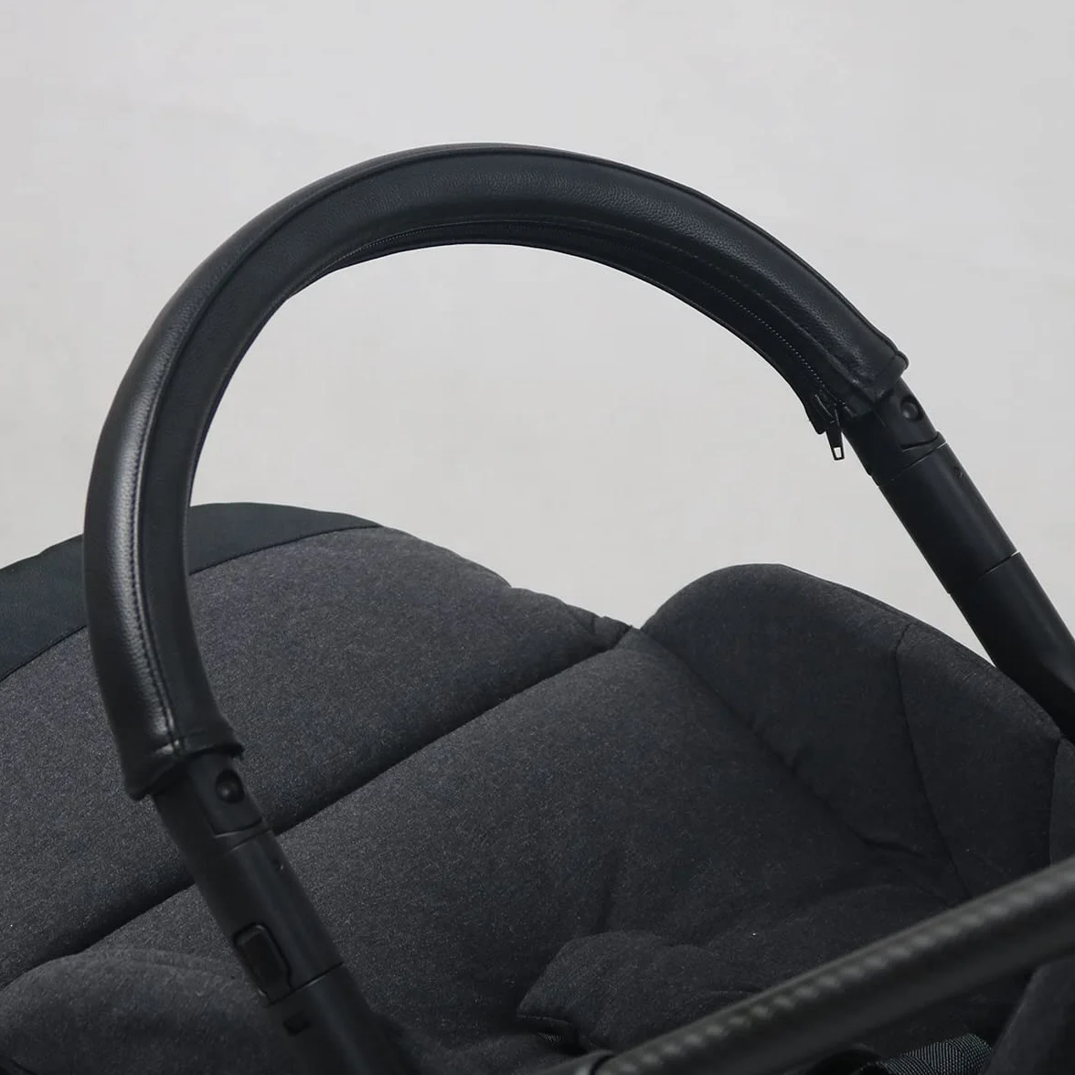 Copertura per maniglia in pelle ecologica in poliuretano, compatibile con passeggino Cybex Melio Carbon, custodia paraurti per passeggino, accessorio per passeggino (per paraurti, nero)