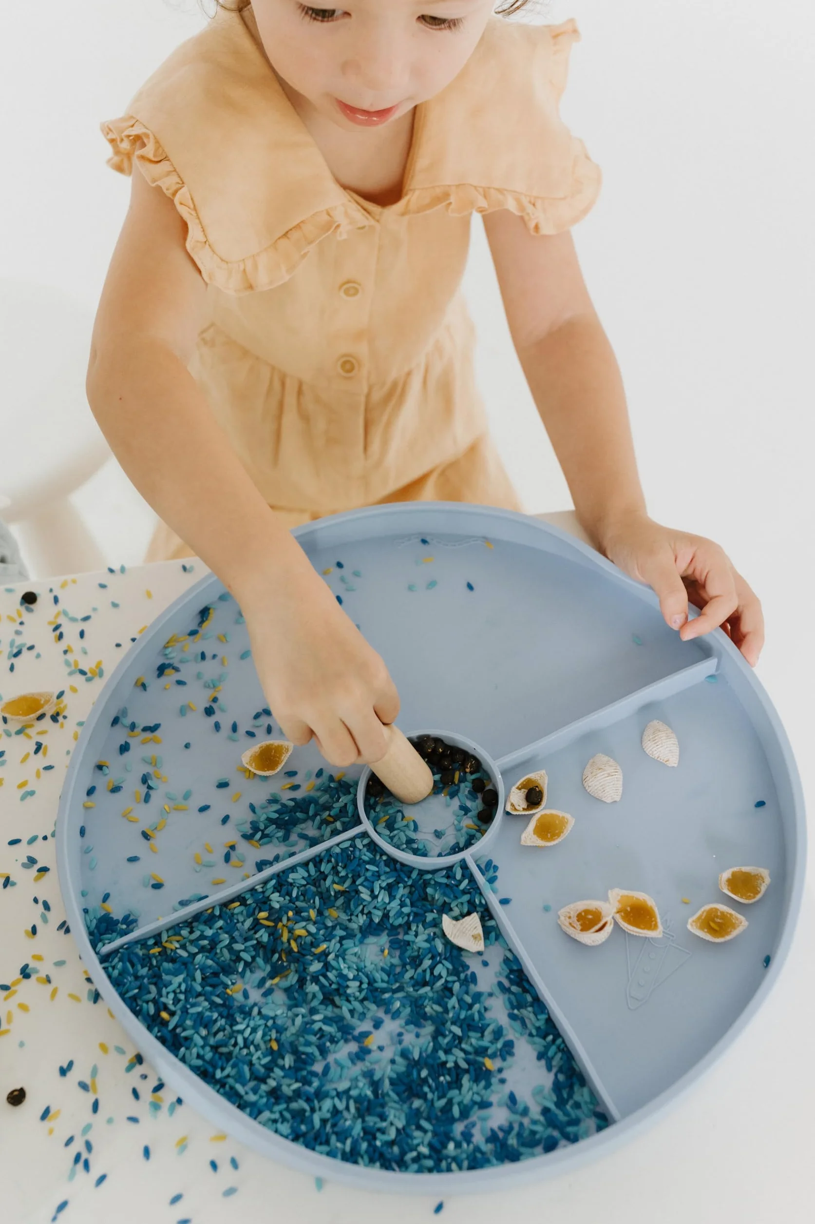 Jellystone Designs, Vassoio da Gioco Tray Play 2 in 1 con Coperchio, Gioco Sensoriale per Bambini dai 3 Anni di età, in Fibra di bambù e Melamina, Soft Blue, 35,5X 6 cm