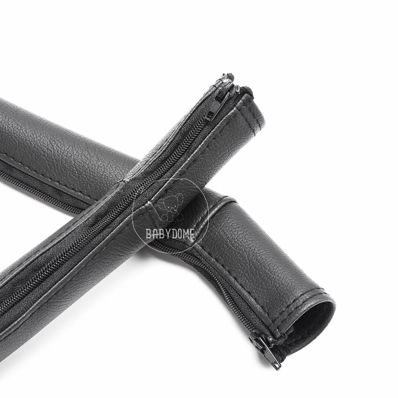 Pack Coprimanubrio compatibili con Bugaboo Cameleon 3 e 3 Plus. Fatto a Mano in Spagna in Similpelle Premium. Resistenza al Sole, alle Macchie, all'Usura e allo sbiadimento. Colore Nero.