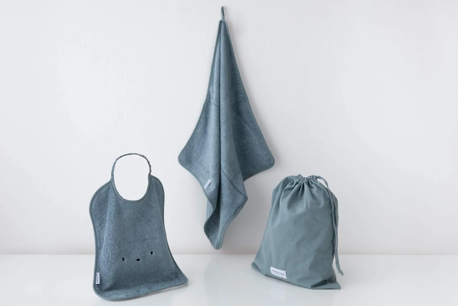 BamBoom 2030007 Set Asilo 3 Pezzi: Bavaglino Xl, Asciugamano e Sacca Porta Oggetti, in Soffice Fibra di Bambù Organico, Bath Set Toddler: Towel + Bag + Bib, Blu - 220 g