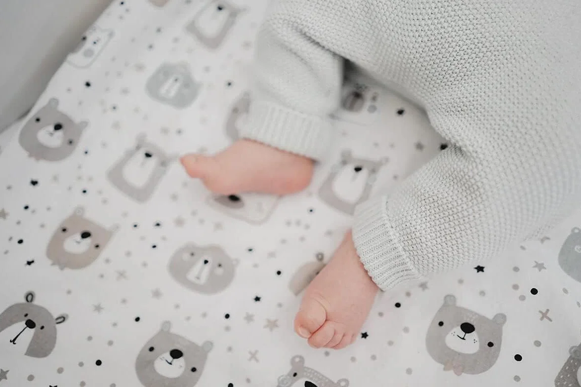 FlyIdeas Lenzuola Next2Me Set MAXI 8 pz, 100% Cotone con 2 Lenzuola Sotto, 2 Traverse Salva Pipi, 2 Lenzuola Sopra & 2 Federe Cuscino per Culle Fianco Letto Neonato e simili (Cute Bears, 83x50 cm)