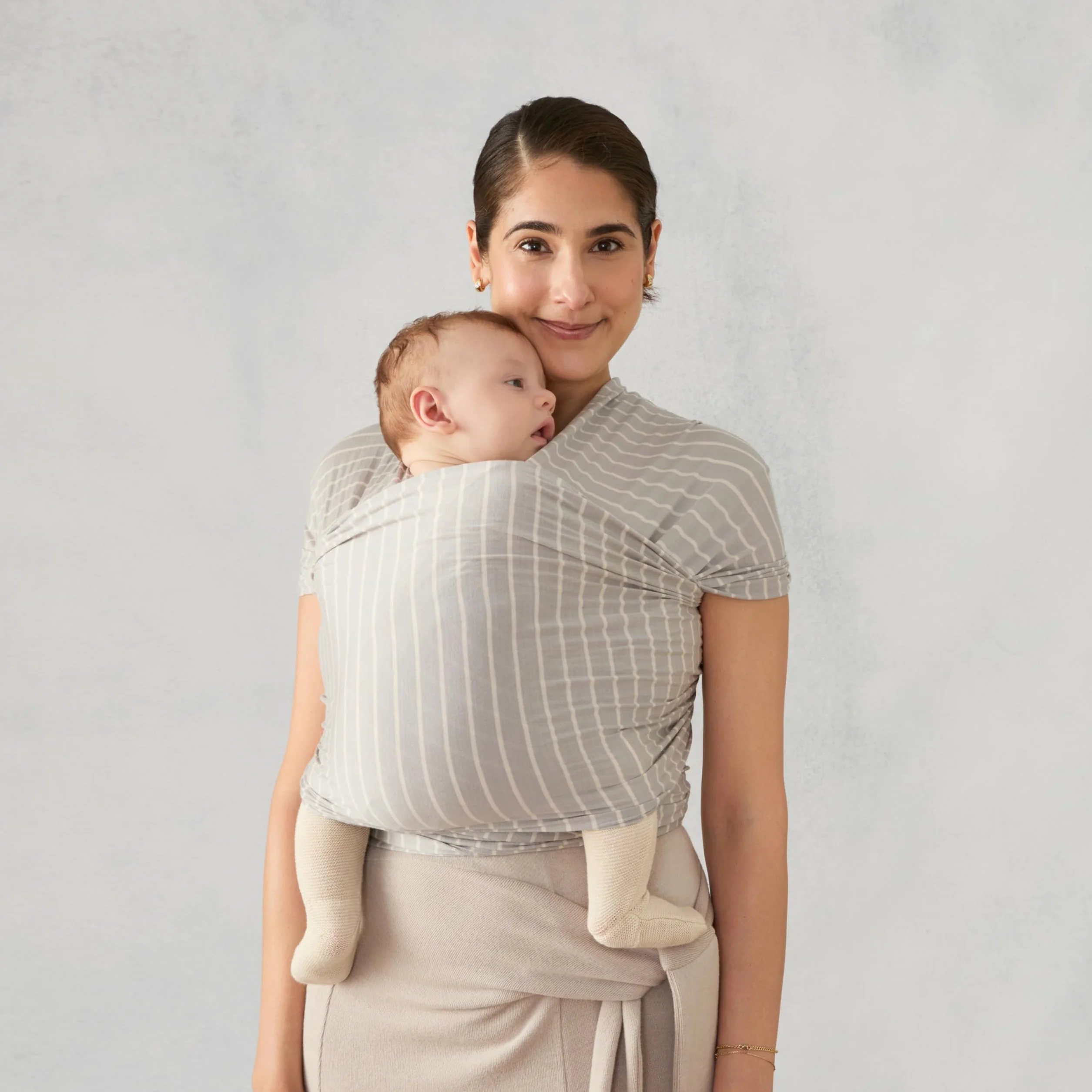 Ergobaby Fascia Neonato Porta Bebe per 0 Mesi Neonati a 11kg, Estiva Traspirante Ergonomica Elastica, Sustainable Knit, Strisce Grigie (Grey Stripes)