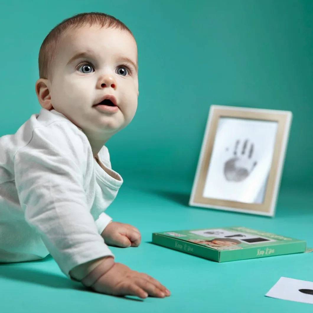 Keep'Love - Set di cornici per impronte per bambini, kit impronta piedi e mani, regalo per nascita, decorazione originale per la camera dei bambini, cornice per foto in legno con contorno bianco FSC