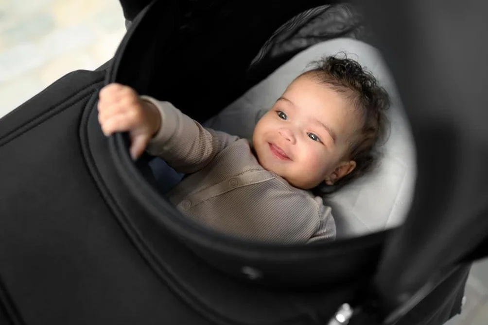 Maxi-Cosi Sense Navicella, spaziosa e confortevole, materasso memory foam traspirante, ClimaFlow, inclinazione SoothingSlope, sonno notturno, manico pelle vegana, Twillic Truffle