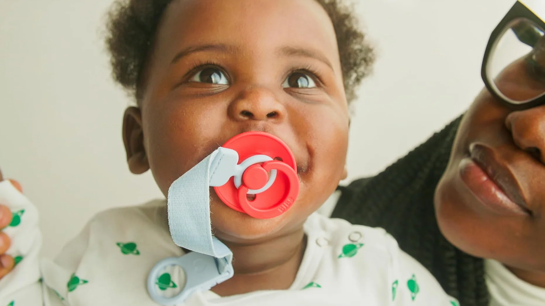 Clip per ciuccio BIBS Loop - Elegante e sicuro, utilizzabile con una sola mano, si adatta a tutti i BIBS e alla maggior parte delle marche, lavabile in lavatrice, età 0+ - Blush