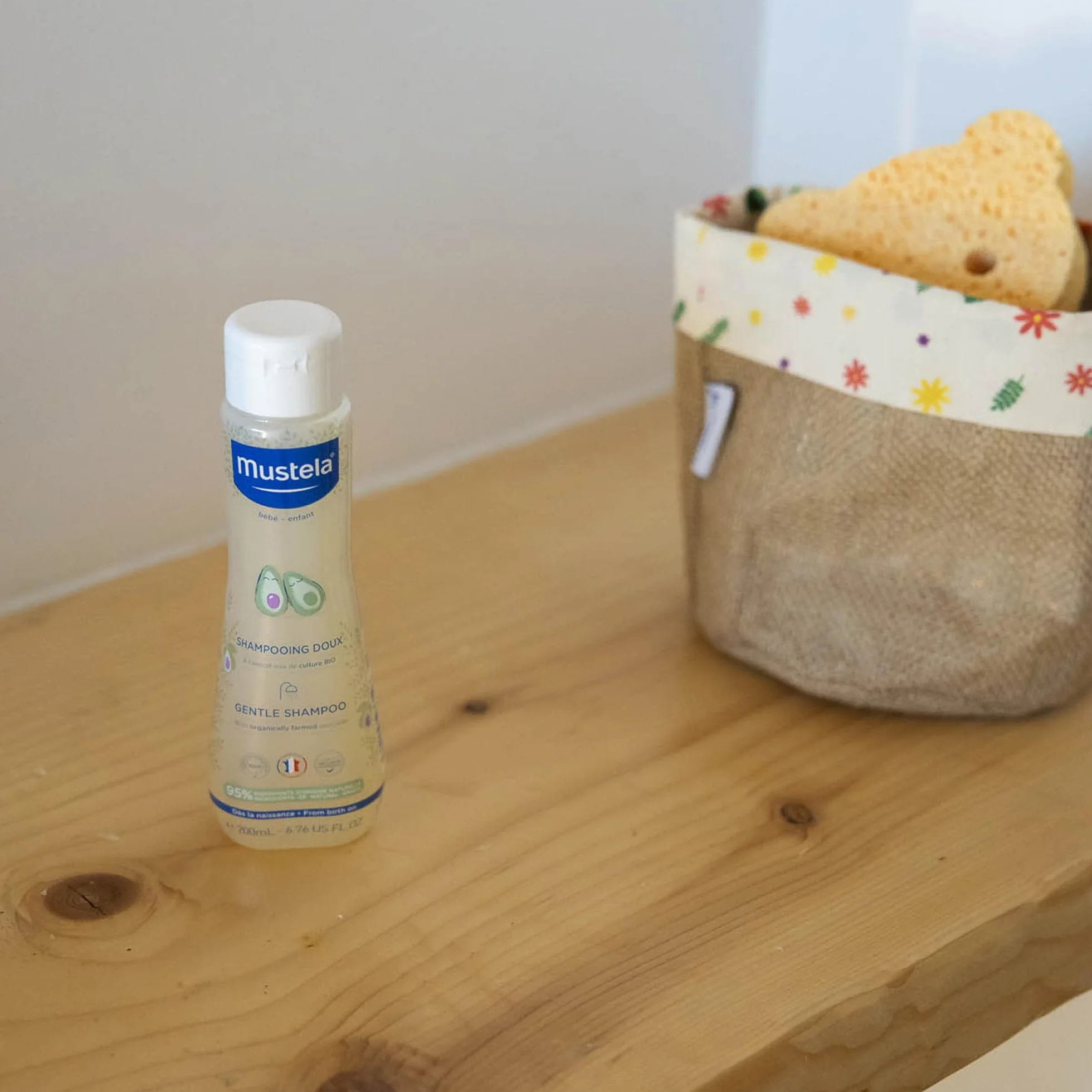 Mustela Shampoo Dolce al Perseose di Avocado BIO e Camomilla, Corpo e Capelli, Neonati, Bambini, Tutta la Famiglia - Evita la Formazione dei Piccoli Nodi, Non Brucia (200ml)