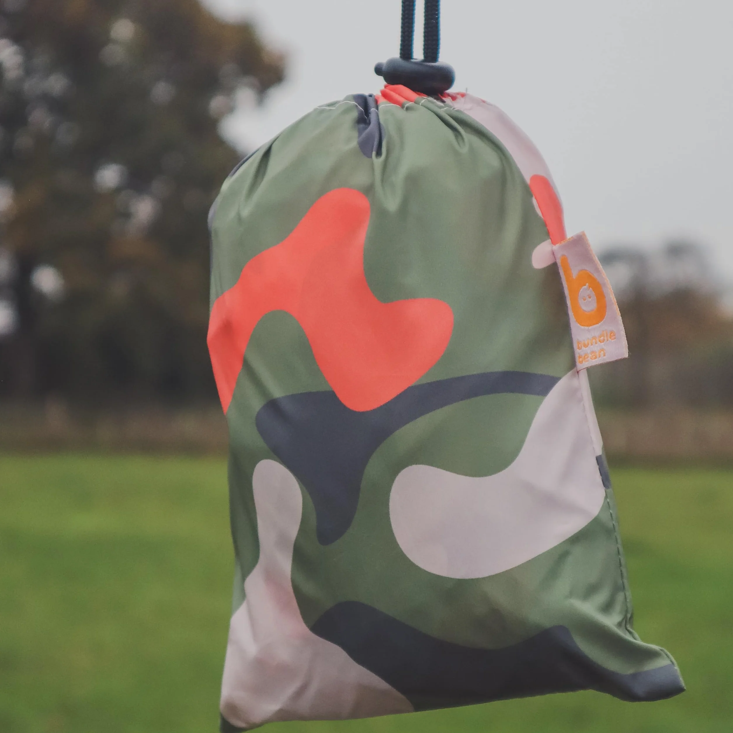 BundleBean - Babywearing - Parapioggia leggero (kaki camo) – Marsupio impermeabile e antivento, include borsa portaoggetti, tessuto impermeabile setoso, misura universale, per neonati fino a 4 anni