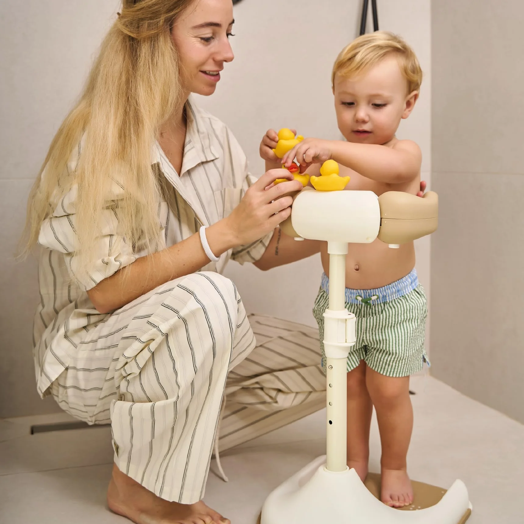Ms BabyWorld - Supporto per vasca da bagno e doccia, con base antiscivolo, altezza e larghezza regolabile, pieghevole - Torre regolabile per bambinI - Aiuta il passaggio alla doccia in piedi (Grigio)