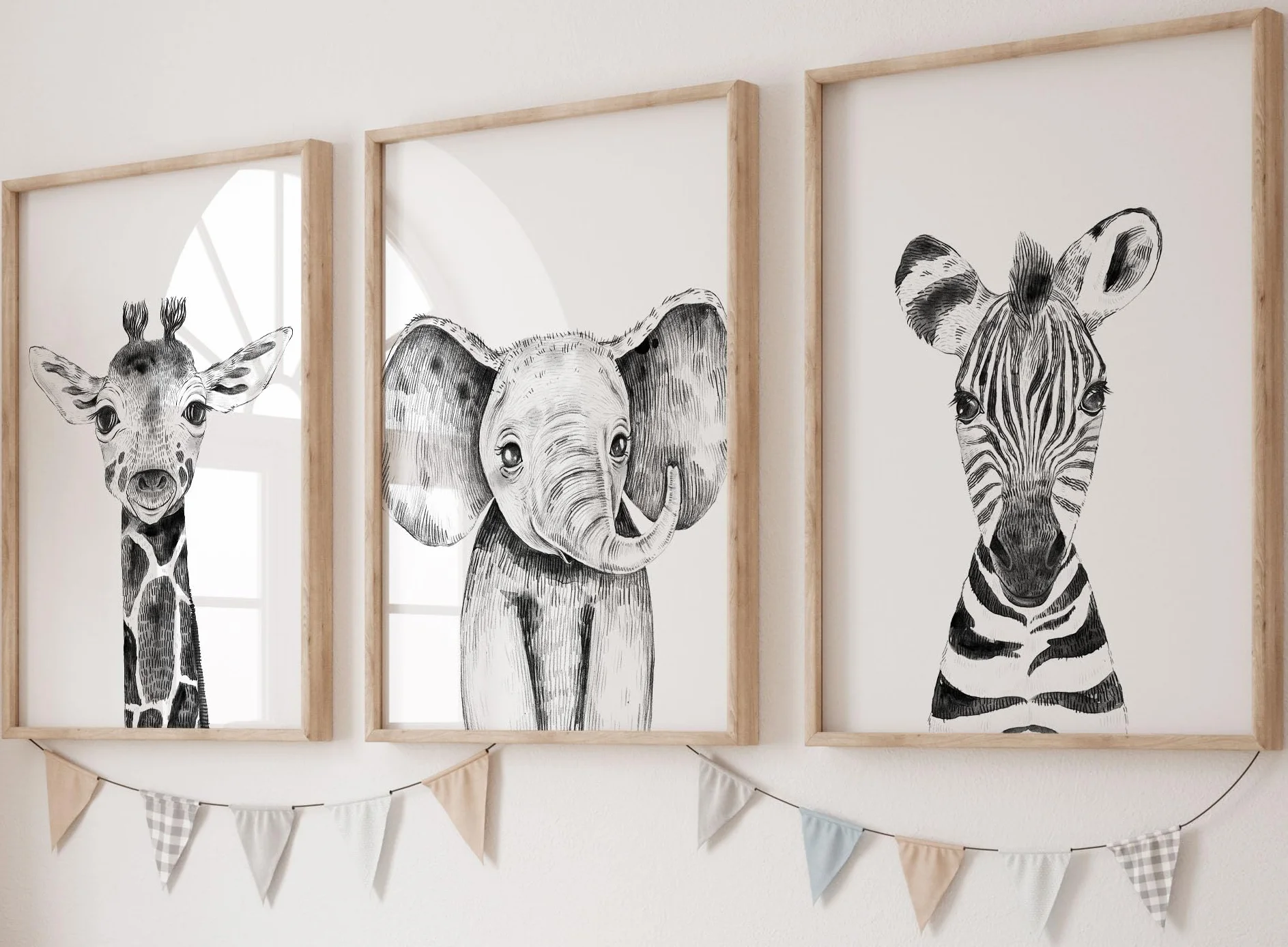 Eviepops Prints Quadri Cameretta Bambini Safari – Set di 3 Stampe Animali Elefante, Giraffa, Zebra Stile Bianco e Nero Decorazione Parete Bambini Senza Cornice (A3)