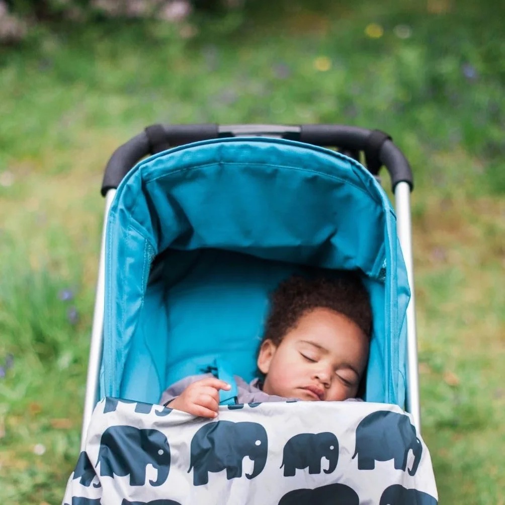 BundleBean - Babywearing - Parapioggia leggero (kaki camo) – Marsupio impermeabile e antivento, include borsa portaoggetti, tessuto impermeabile setoso, misura universale, per neonati fino a 4 anni